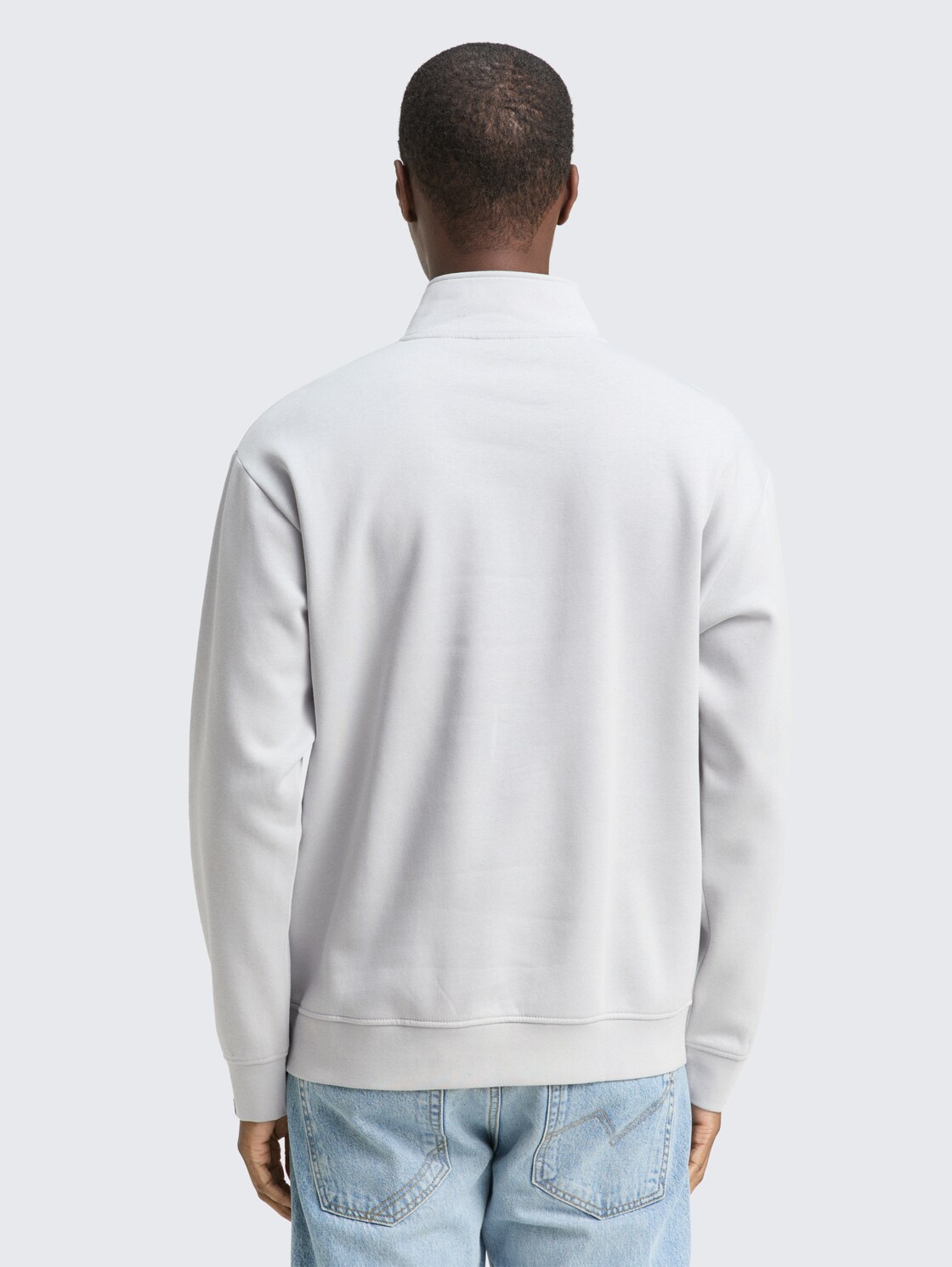 Troyer Sweatshirt mit Logo-Badge - Chalk Grey - Auschnitt Model-Rückansicht