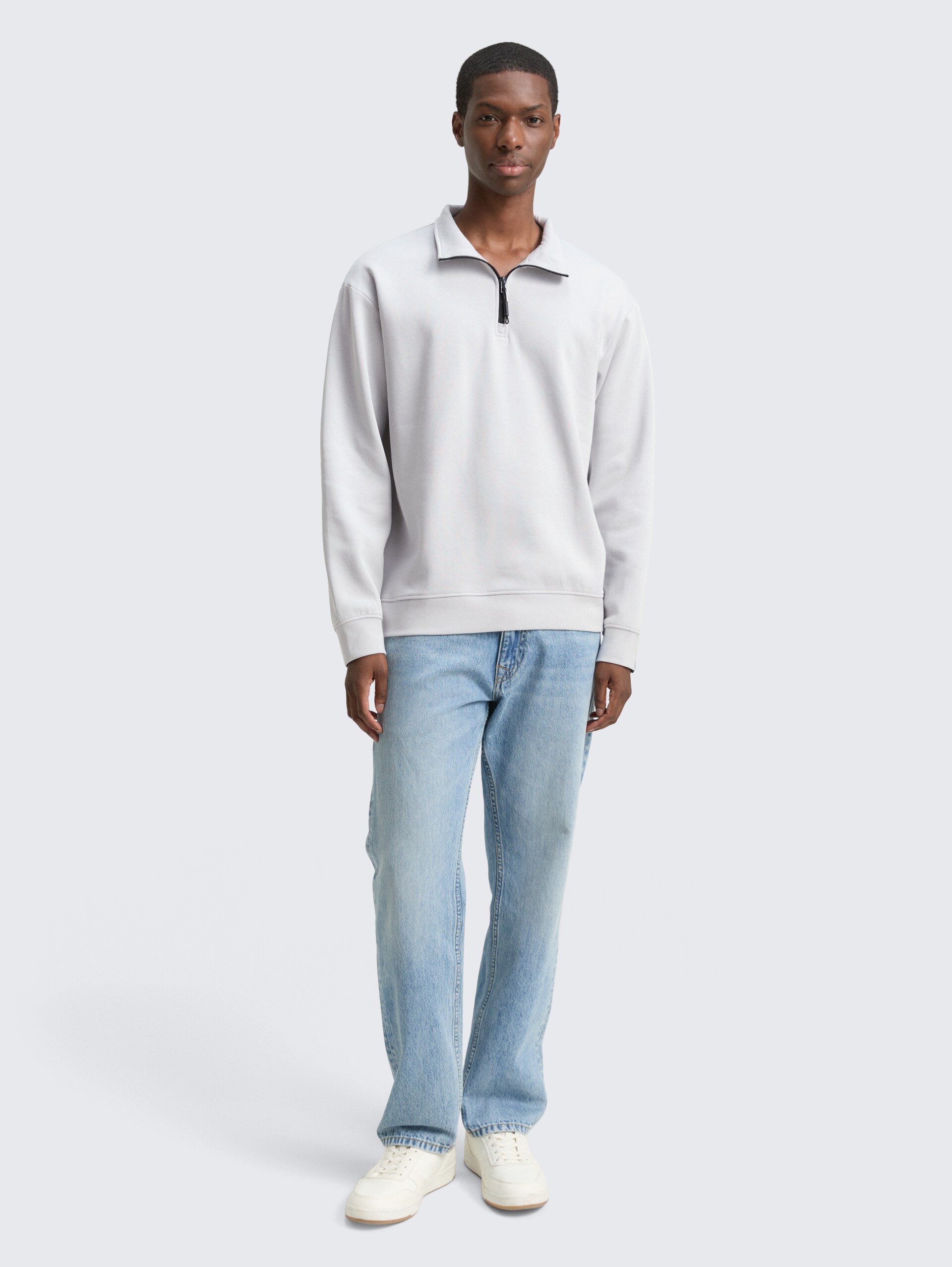 Troyer Sweatshirt mit Logo-Badge - Chalk Grey - Model-Vorderansicht