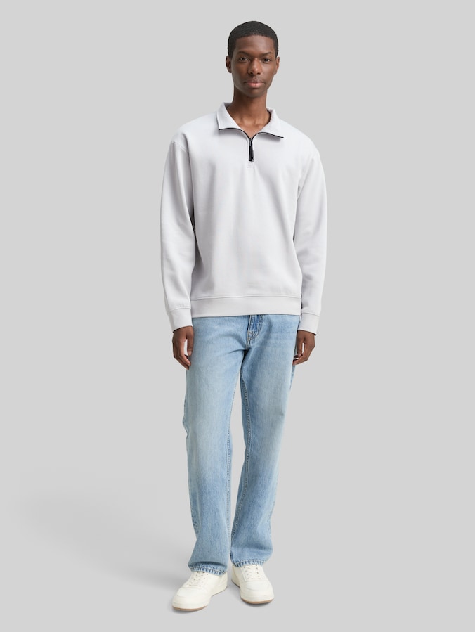 Sweat-shirt Troyer avec badge logo par Denim Male, Chalk Grey