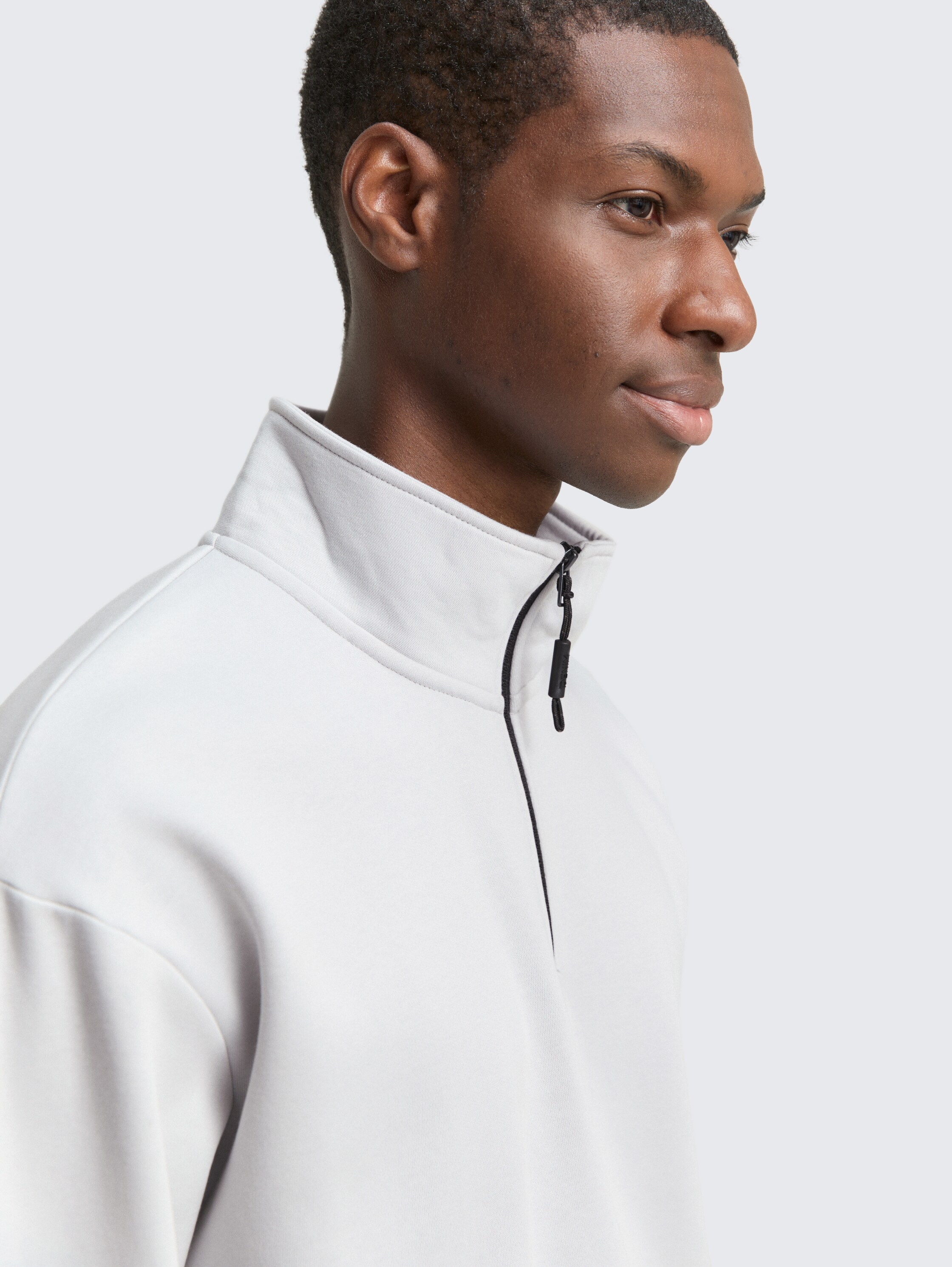 Troyer sweatshirt with logo badge - chalk_grey - 