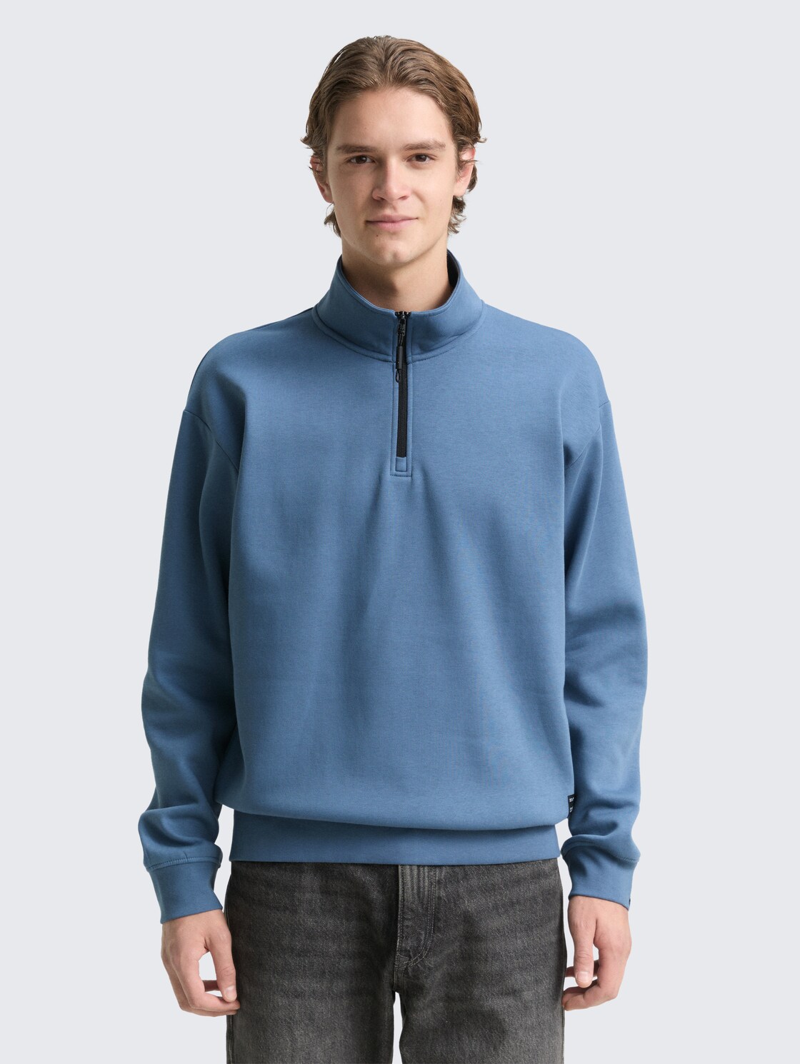 Troyer Sweatshirt mit Logo-Badge - dusty denim blue - Ausschnitt Model-Vorderansicht