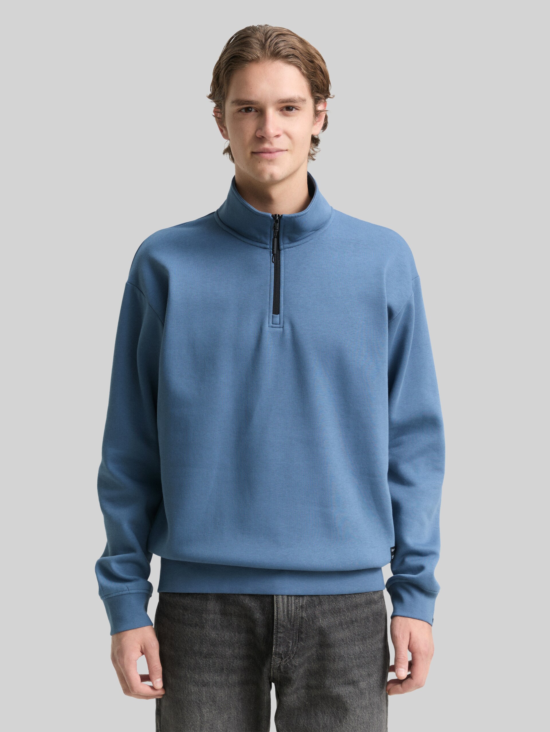 Troyer Sweatshirt mit Logo-Badge - dusty denim blue - Ausschnitt Model-Vorderansicht