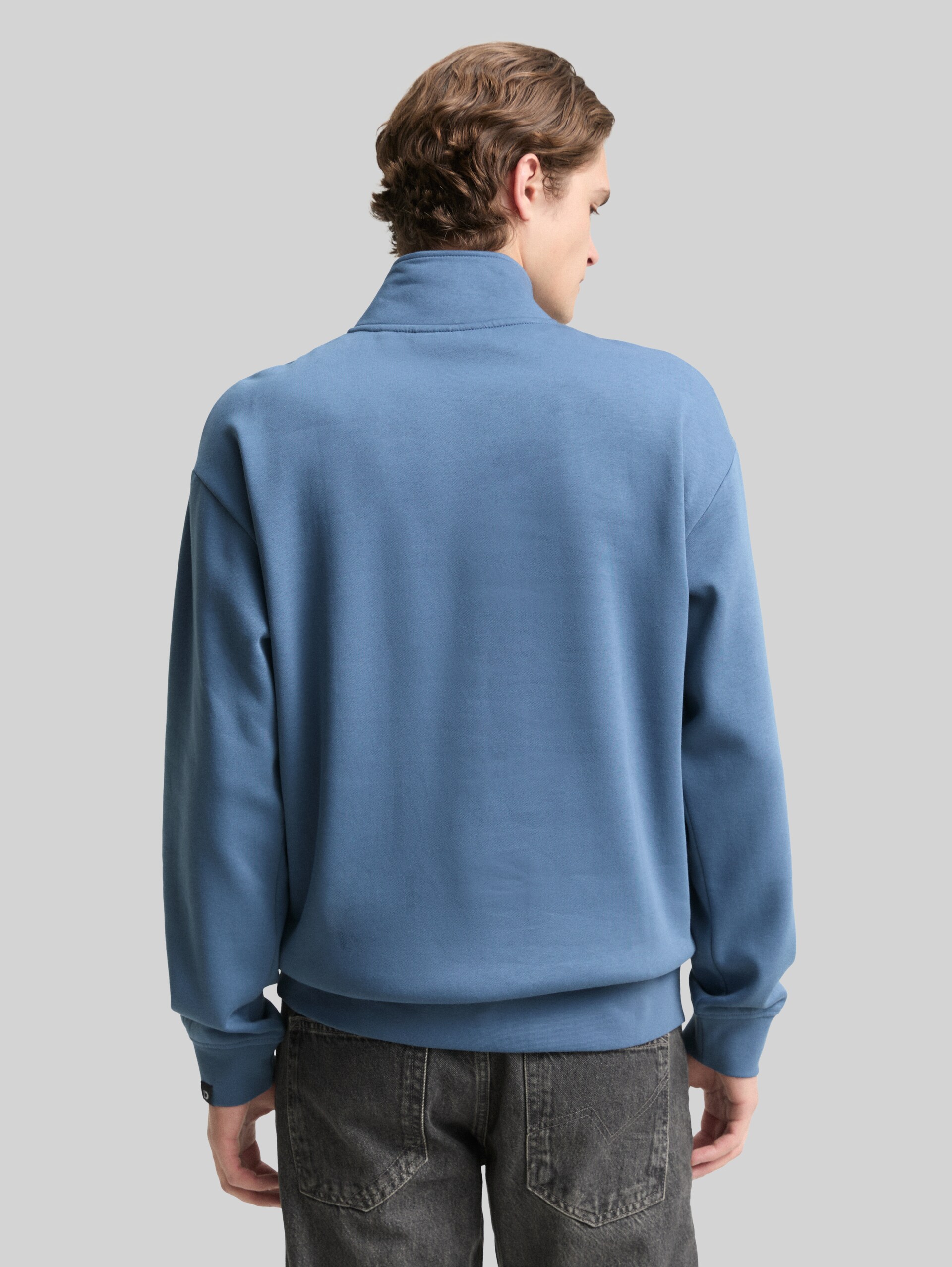 Troyer Sweatshirt mit Logo-Badge - dusty denim blue - Auschnitt Model-Rückansicht