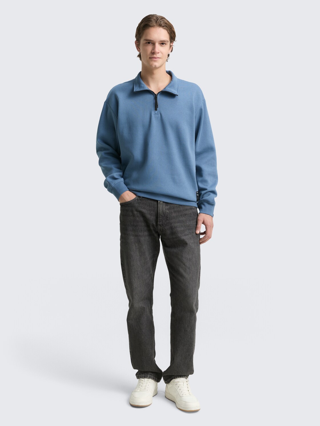 Troyer Sweatshirt mit Logo-Badge - dusty denim blue - Model-Vorderansicht