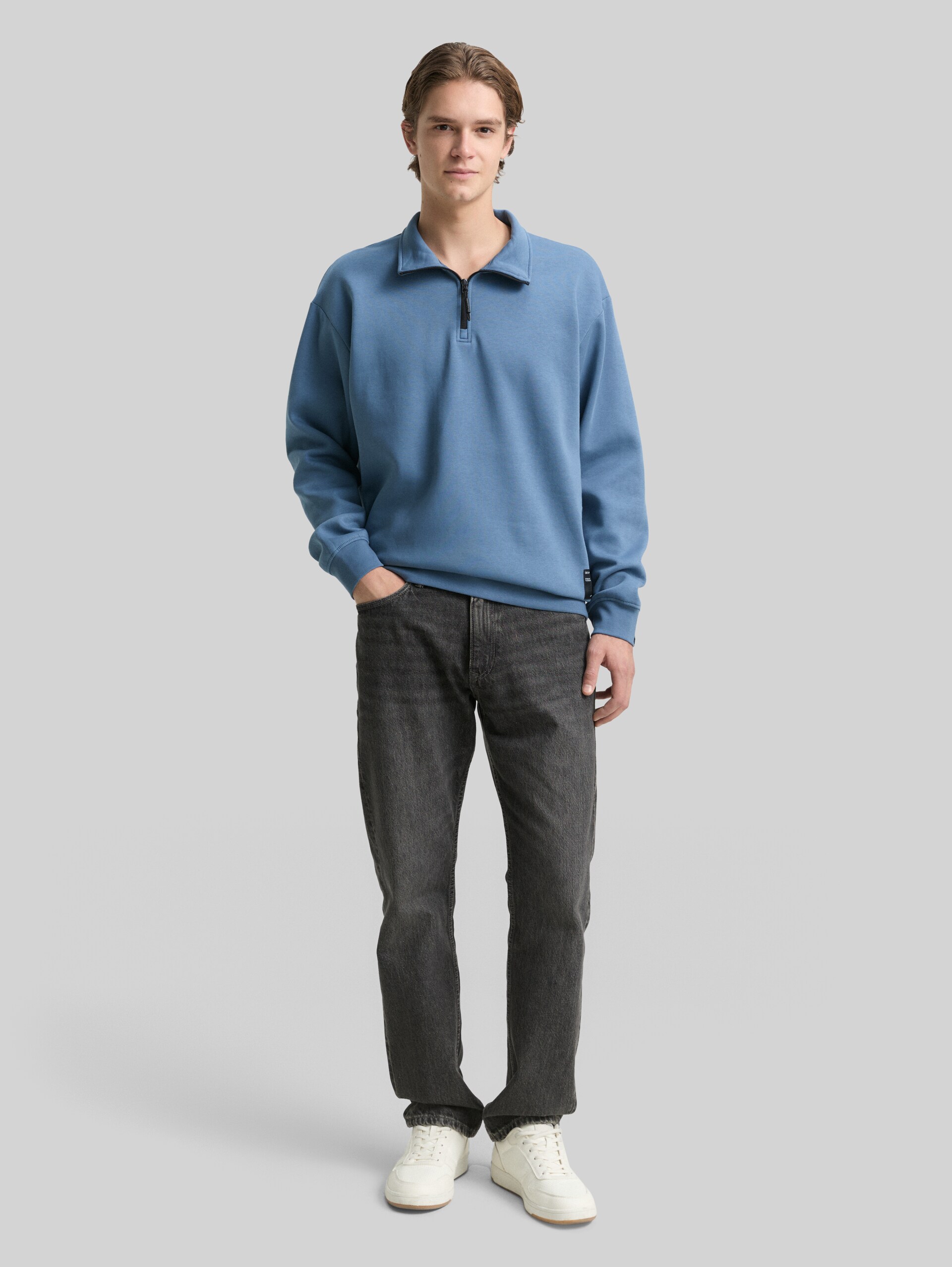 Troyer Sweatshirt mit Logo-Badge - dusty denim blue - Model-Vorderansicht