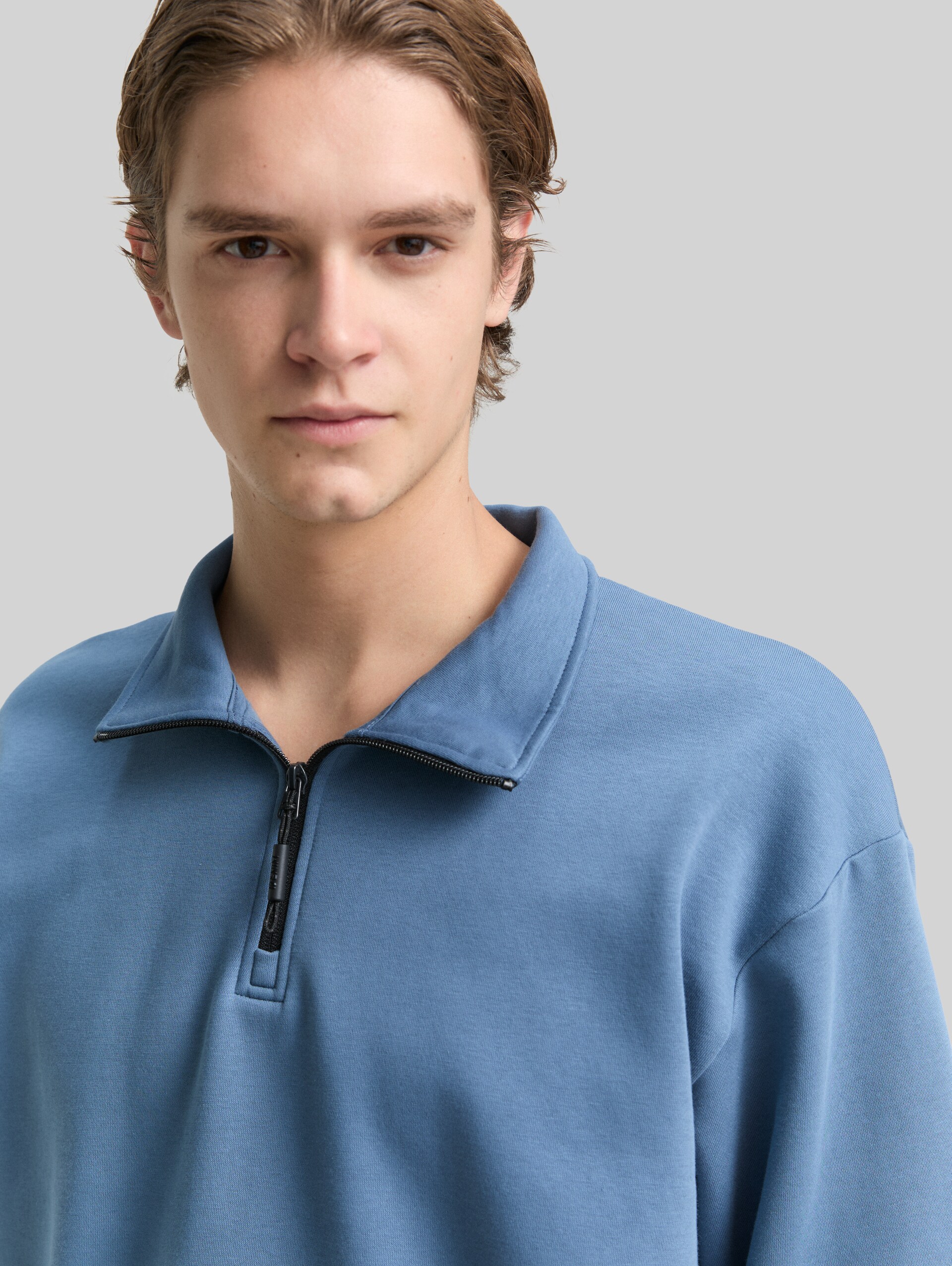Troyer Sweatshirt mit Logo-Badge - dusty denim blue - Detail-Model-Ansicht