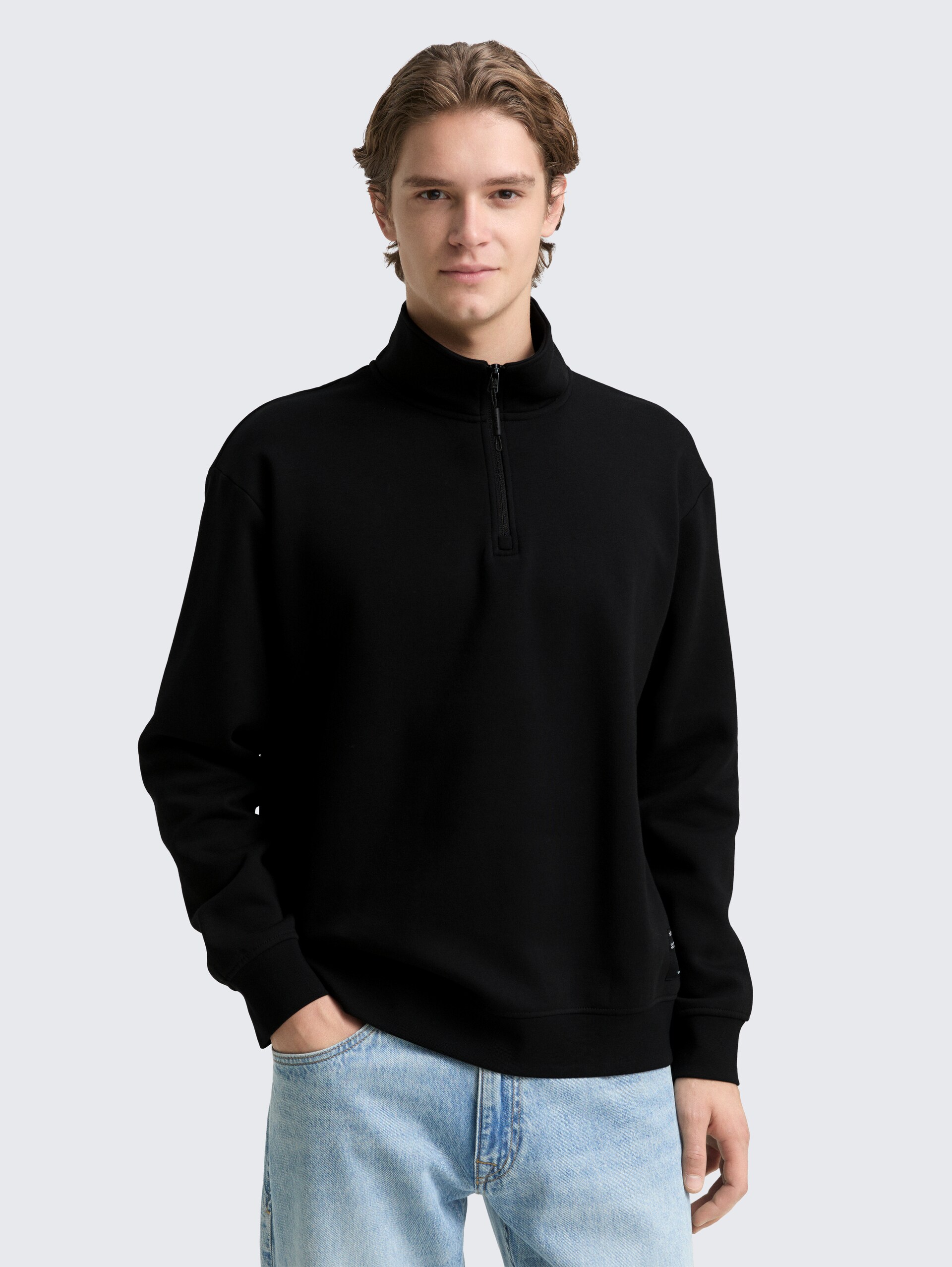 Troyer Sweatshirt mit Logo-Badge - Black - Ausschnitt Model-Vorderansicht