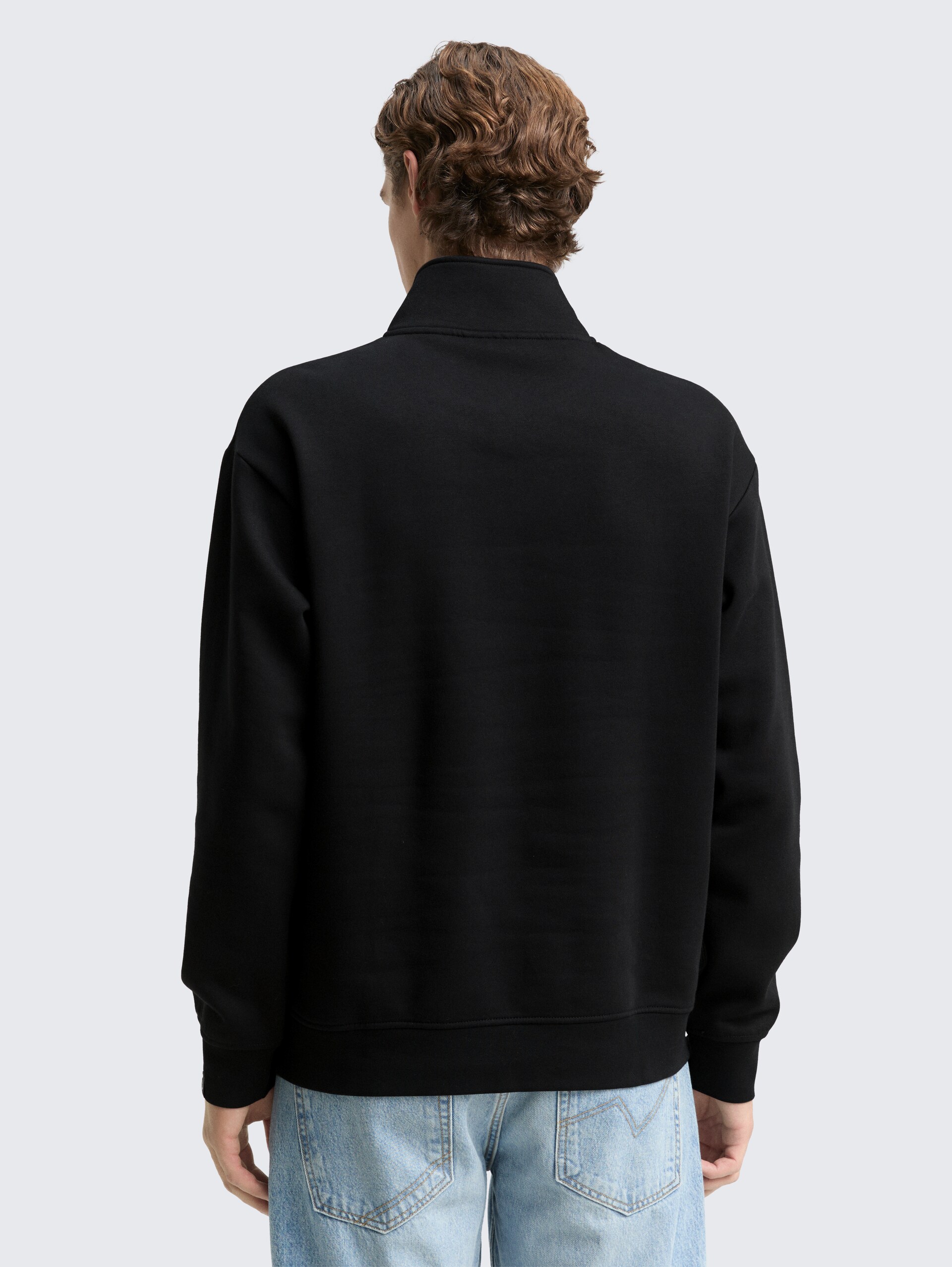 Troyer Sweatshirt mit Logo-Badge - Black - Auschnitt Model-Rückansicht