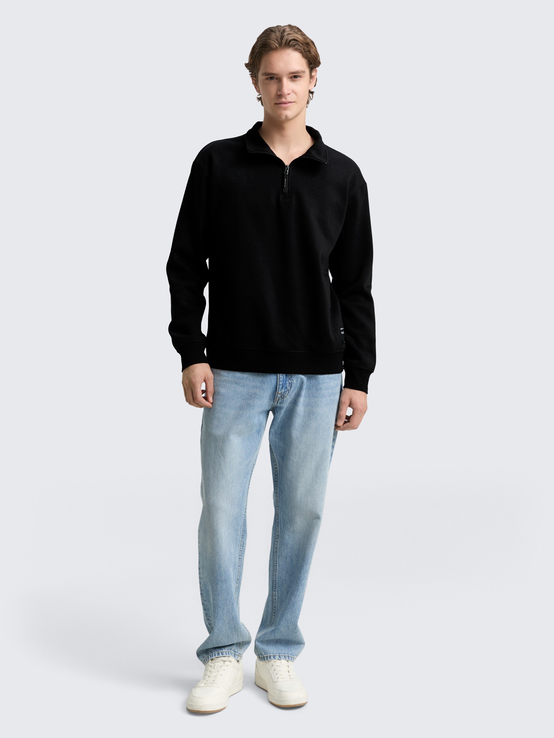 Troyer Sweatshirt mit Logo-Badge - Black - Model-Vorderansicht