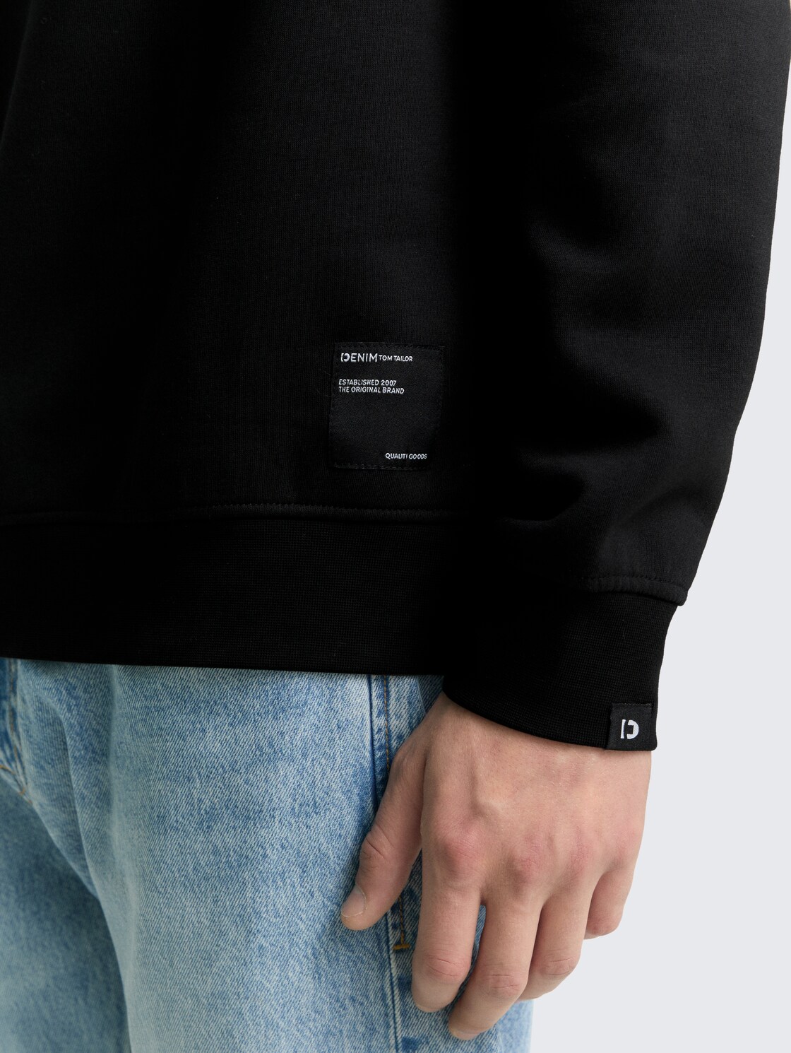 Troyer Sweatshirt mit Logo-Badge - Black - Detail-Model-Ansicht