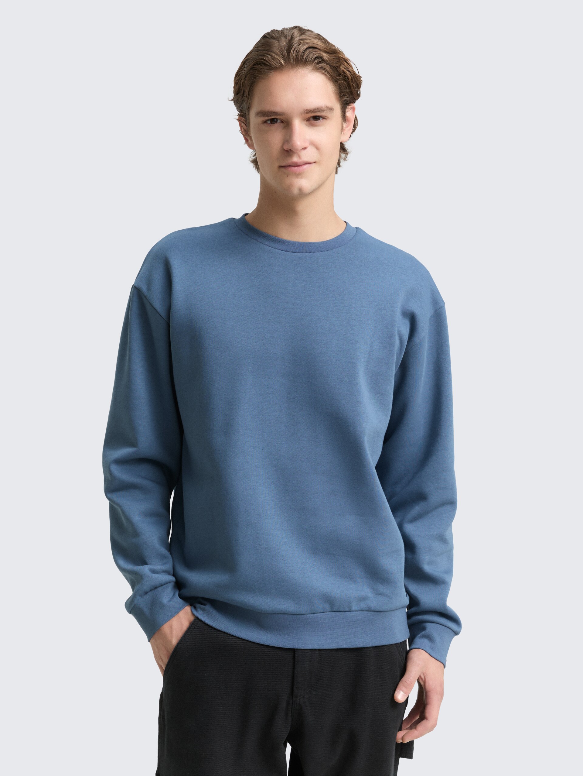 Sweatshirt mit Logo-Badge - dusty denim blue - Ausschnitt Model-Vorderansicht