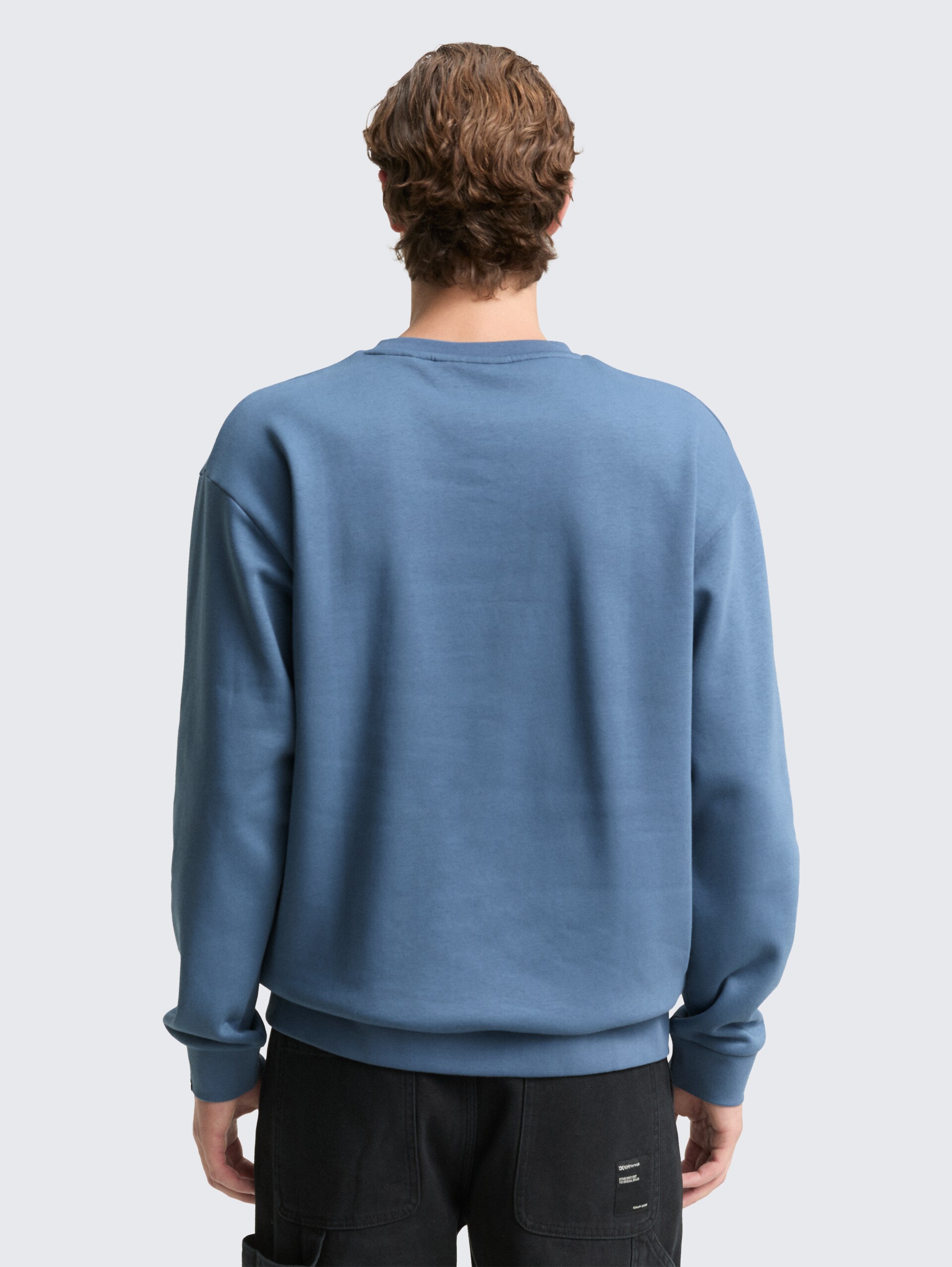Sweatshirt mit Logo-Badge - dusty denim blue - Auschnitt Model-Rückansicht