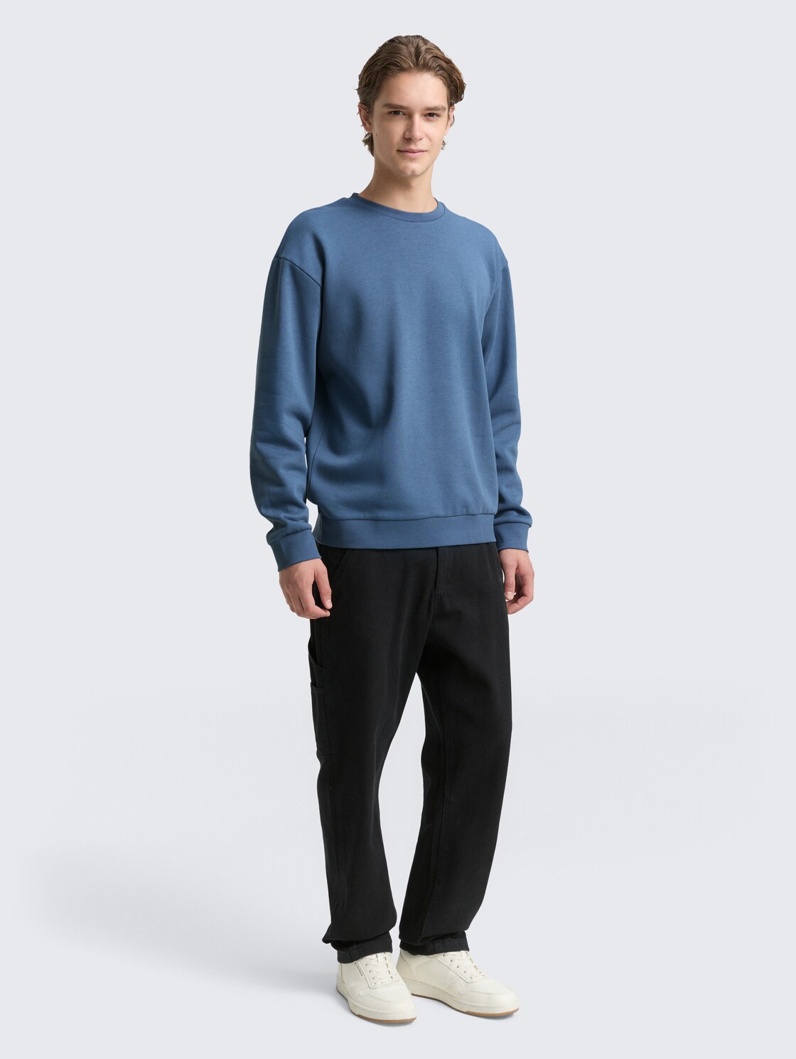 Sweatshirt mit Logo-Badge - dusty denim blue - Model-Vorderansicht