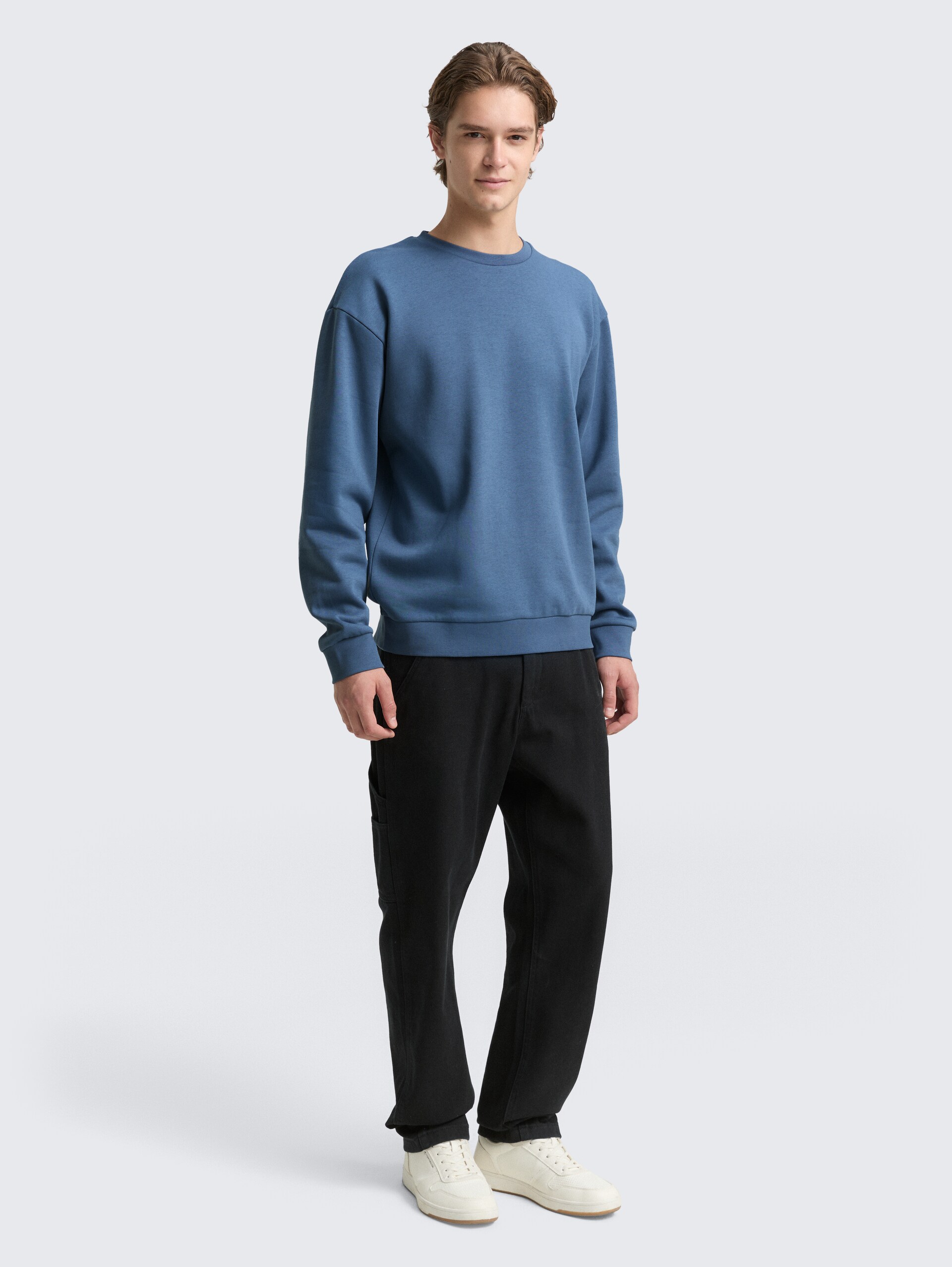 Sweatshirt mit Logo-Badge - dusty denim blue - Model-Vorderansicht