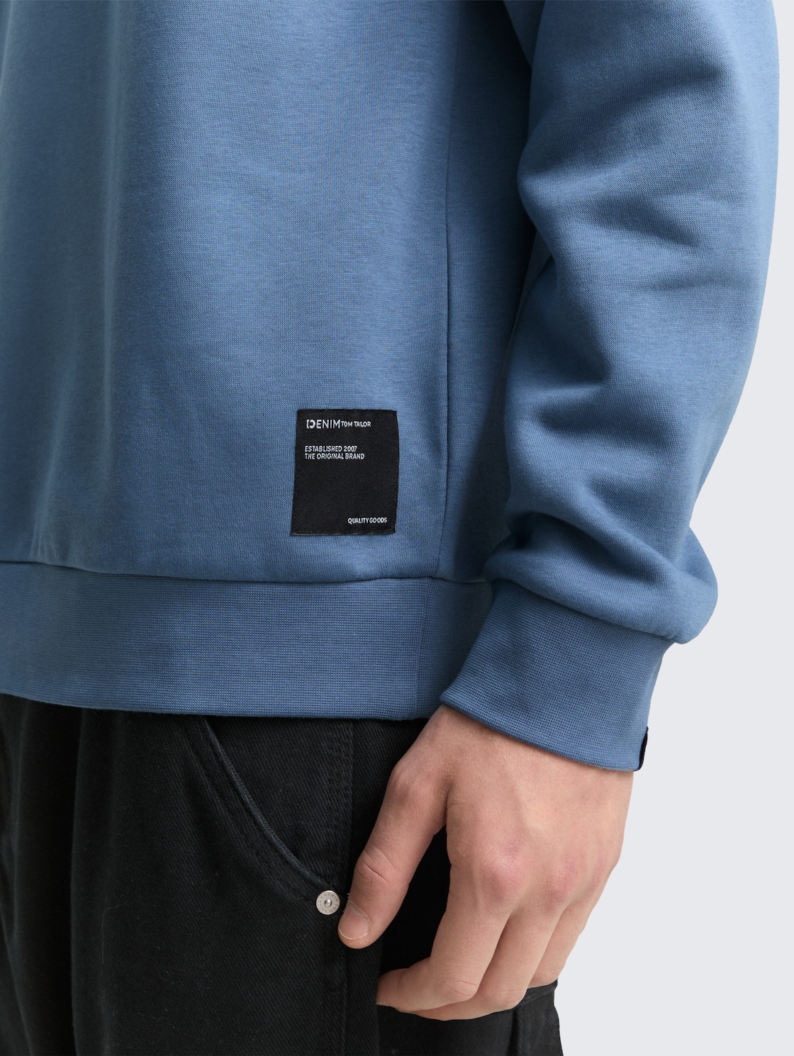 Sweatshirt mit Logo-Badge - dusty denim blue - Detail-Model-Ansicht