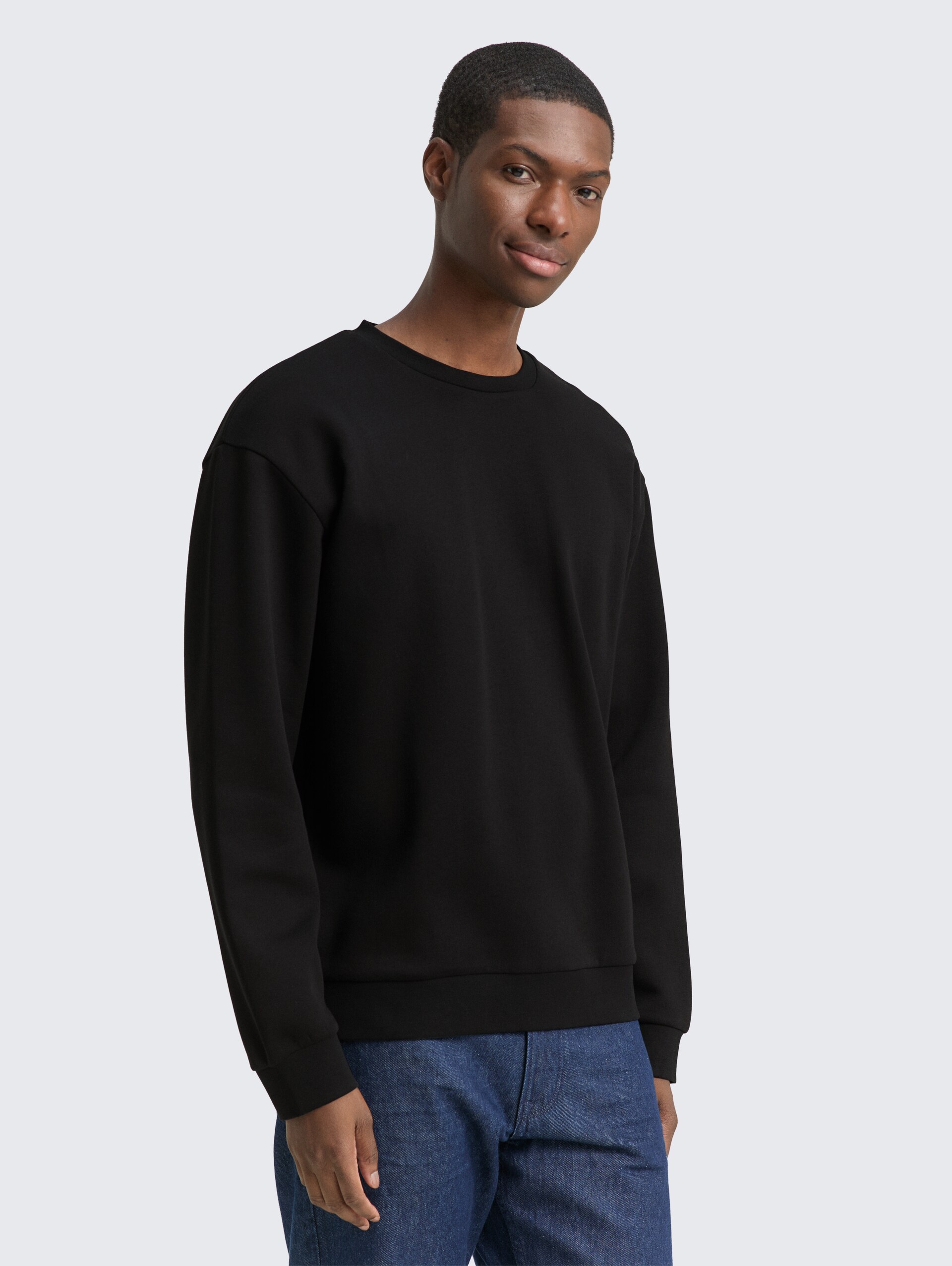 Sweatshirt mit Logo-Badge - Black - Ausschnitt Model-Vorderansicht