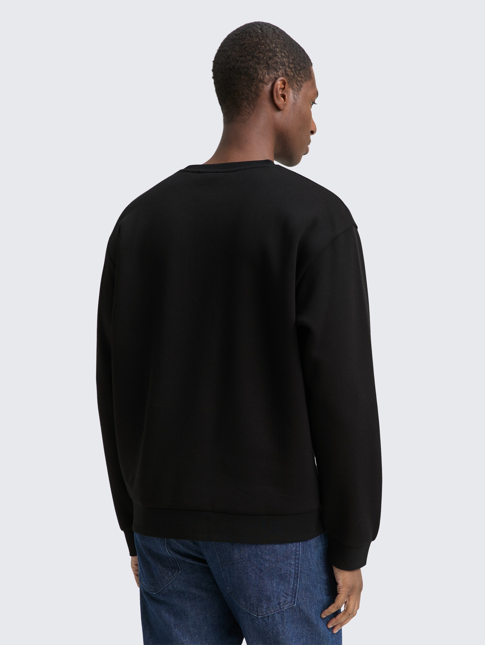 Sweatshirt mit Logo-Badge - Black - Auschnitt Model-Rückansicht
