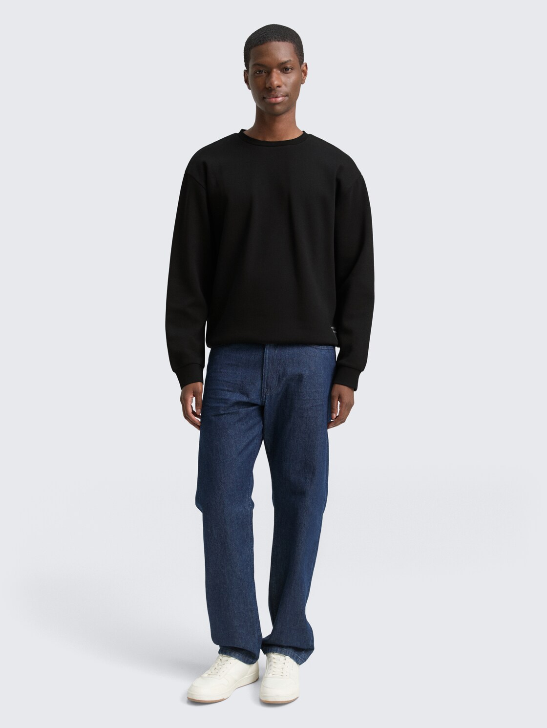 Sweatshirt mit Logo-Badge - Black - Model-Vorderansicht