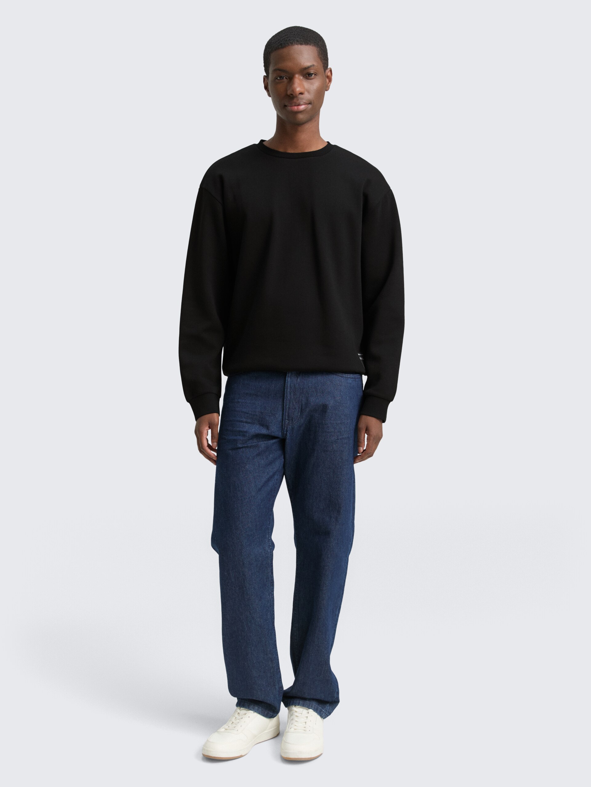 Sweatshirt mit Logo-Badge - Black - Model-Vorderansicht