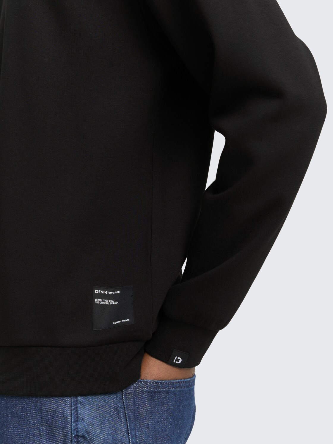 Sweatshirt mit Logo-Badge - Black - Detail-Model-Ansicht