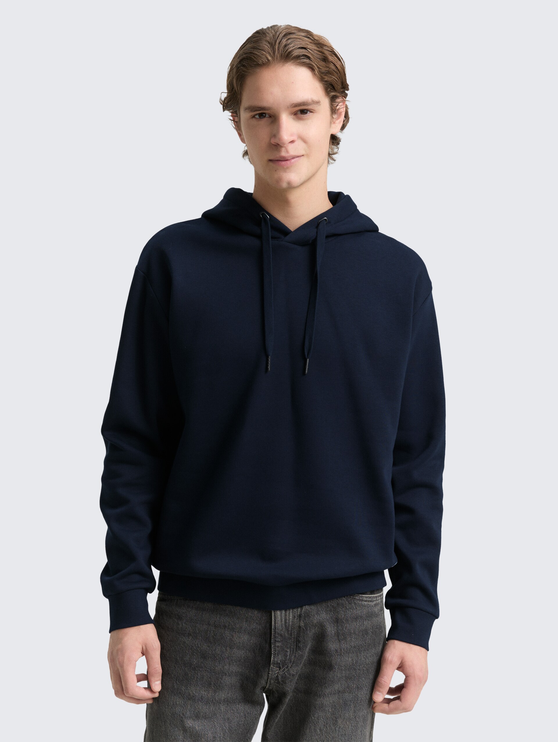 Hoodie Sweatshirt mit Logo-Badge - sky captain blue - Ausschnitt Model-Vorderansicht
