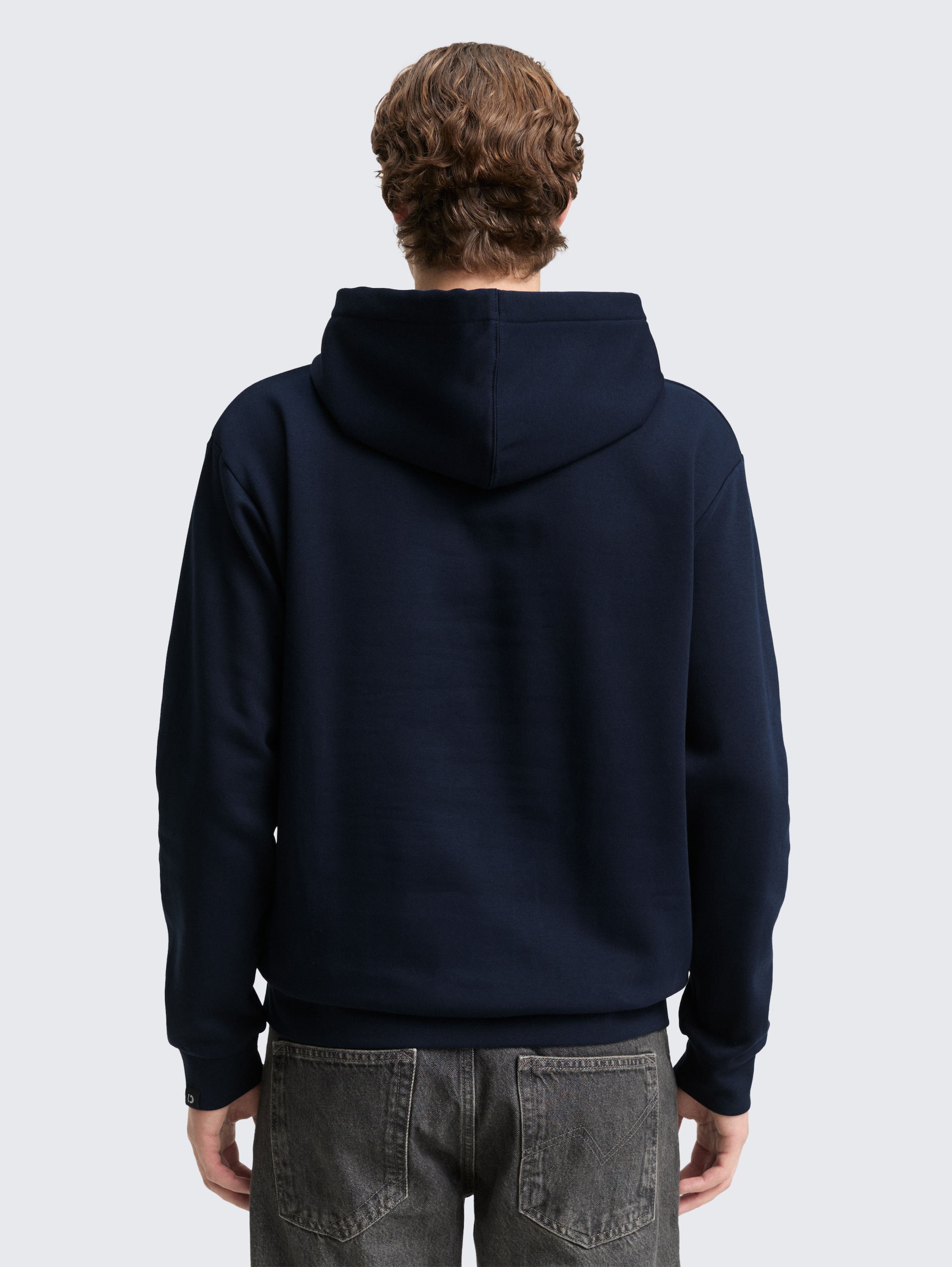 Hoodie Sweatshirt mit Logo-Badge - sky captain blue - Auschnitt Model-Rückansicht