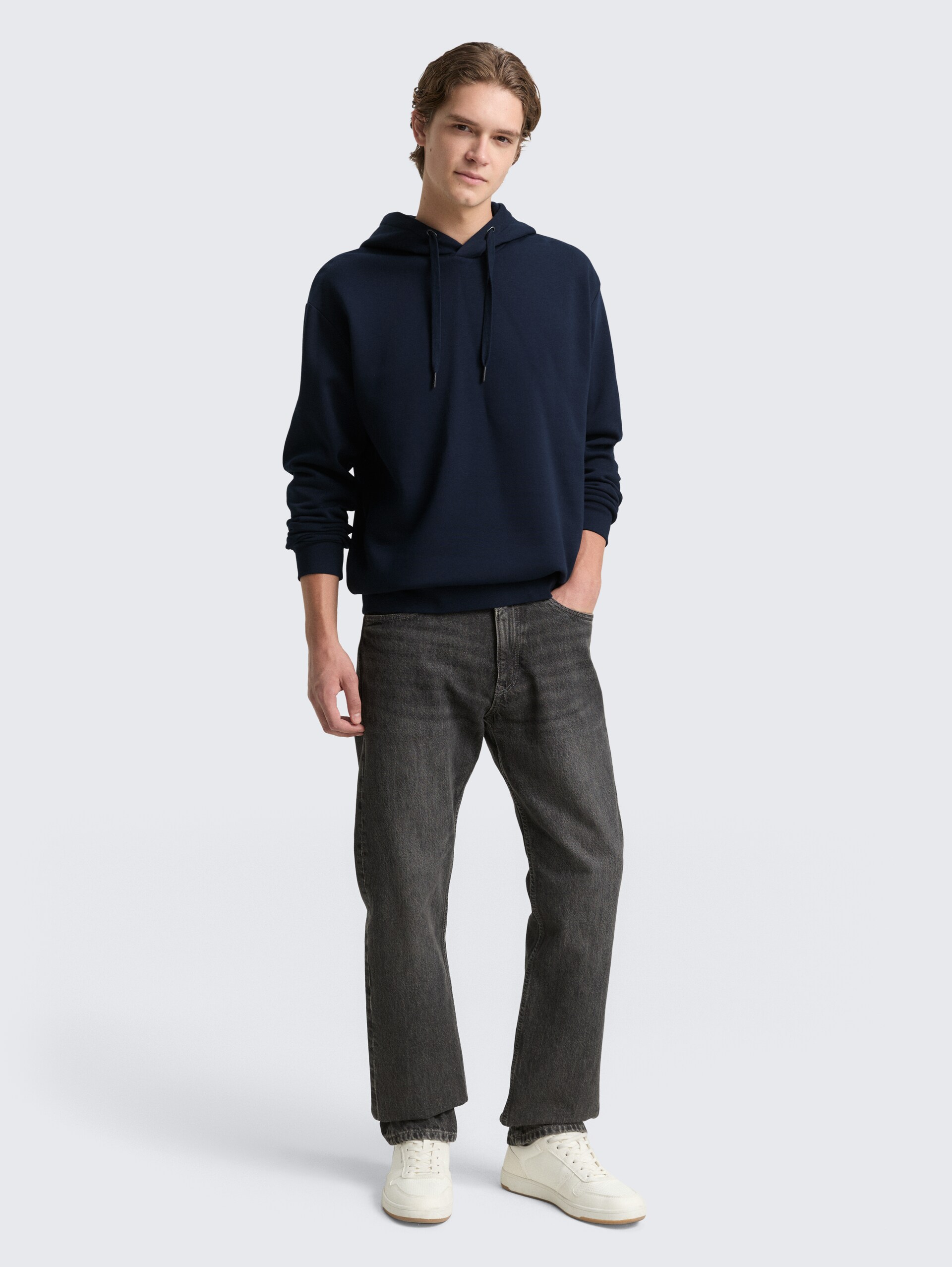Hoodie Sweatshirt mit Logo-Badge - sky captain blue - Model-Vorderansicht