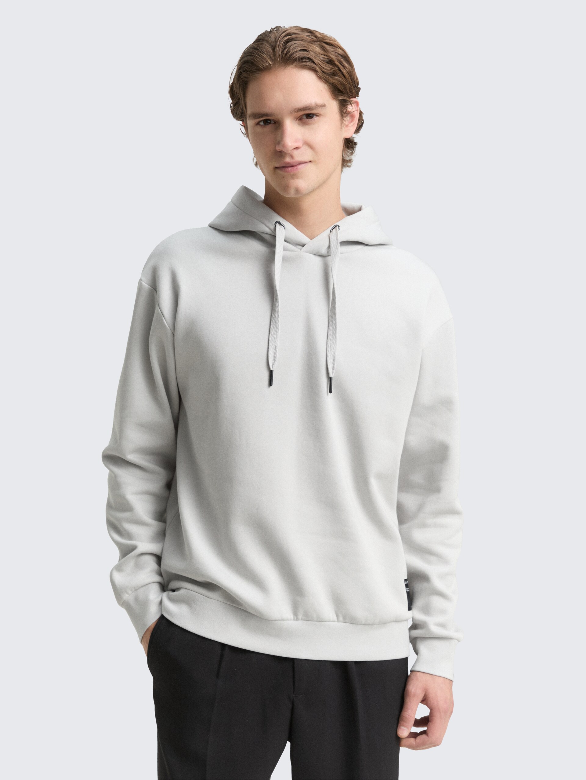Hoodie Sweatshirt mit Logo-Badge - Chalk Grey - Ausschnitt Model-Vorderansicht