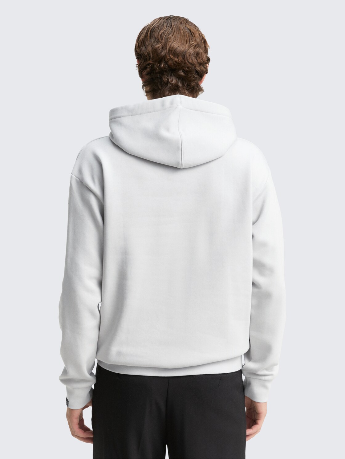 Hoodie Sweatshirt mit Logo-Badge - Chalk Grey - Auschnitt Model-Rückansicht