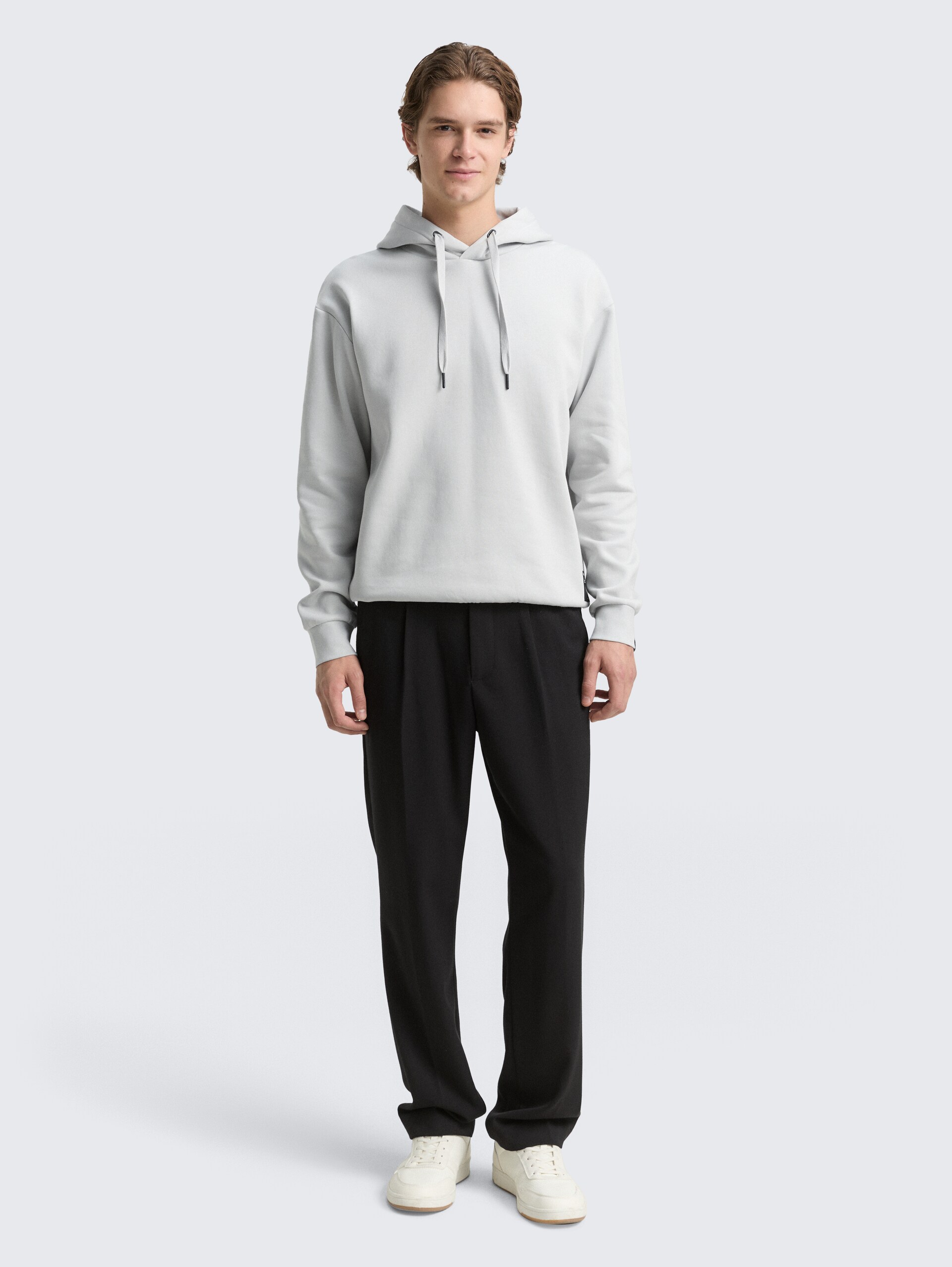 Hoodie Sweatshirt mit Logo-Badge - Chalk Grey - Model-Vorderansicht
