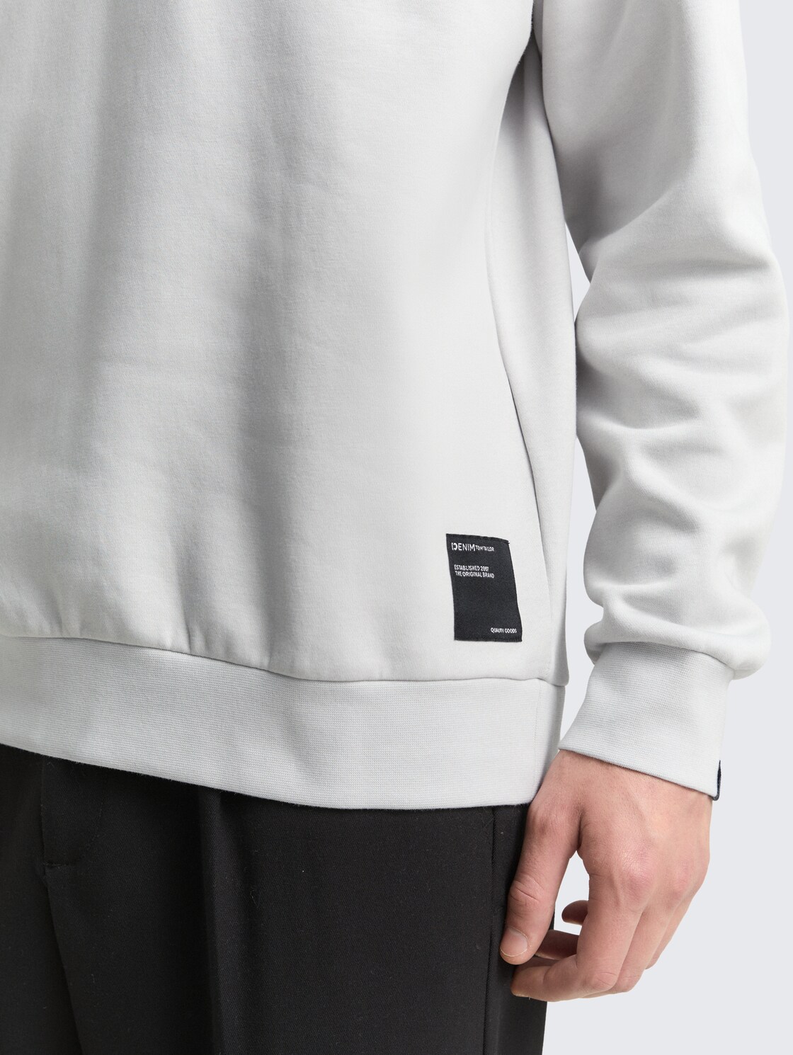 Hoodie Sweatshirt mit Logo-Badge - Chalk Grey - Detail-Model-Ansicht