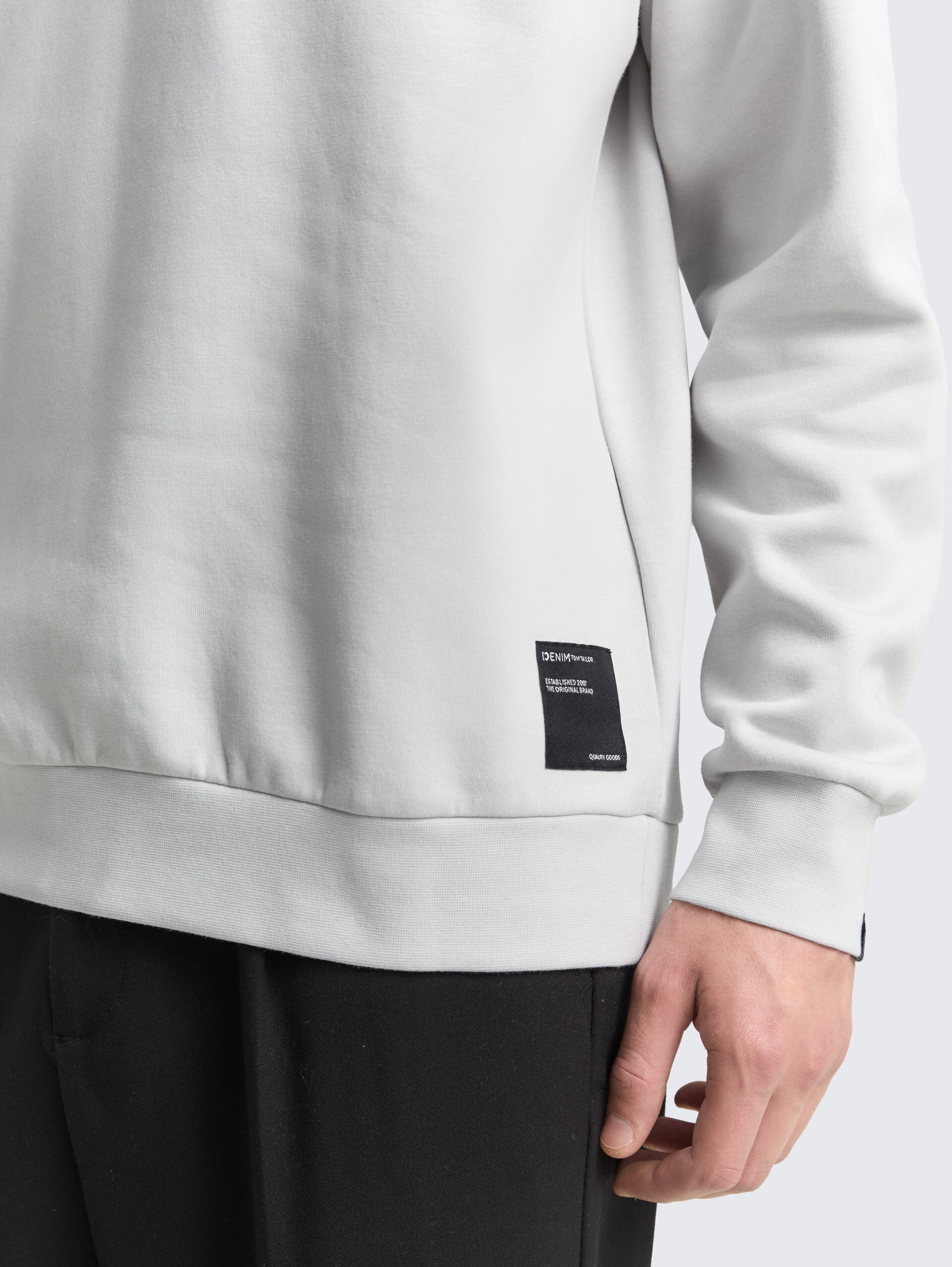 Hoodie Sweatshirt mit Logo-Badge - Chalk Grey - Detail-Model-Ansicht