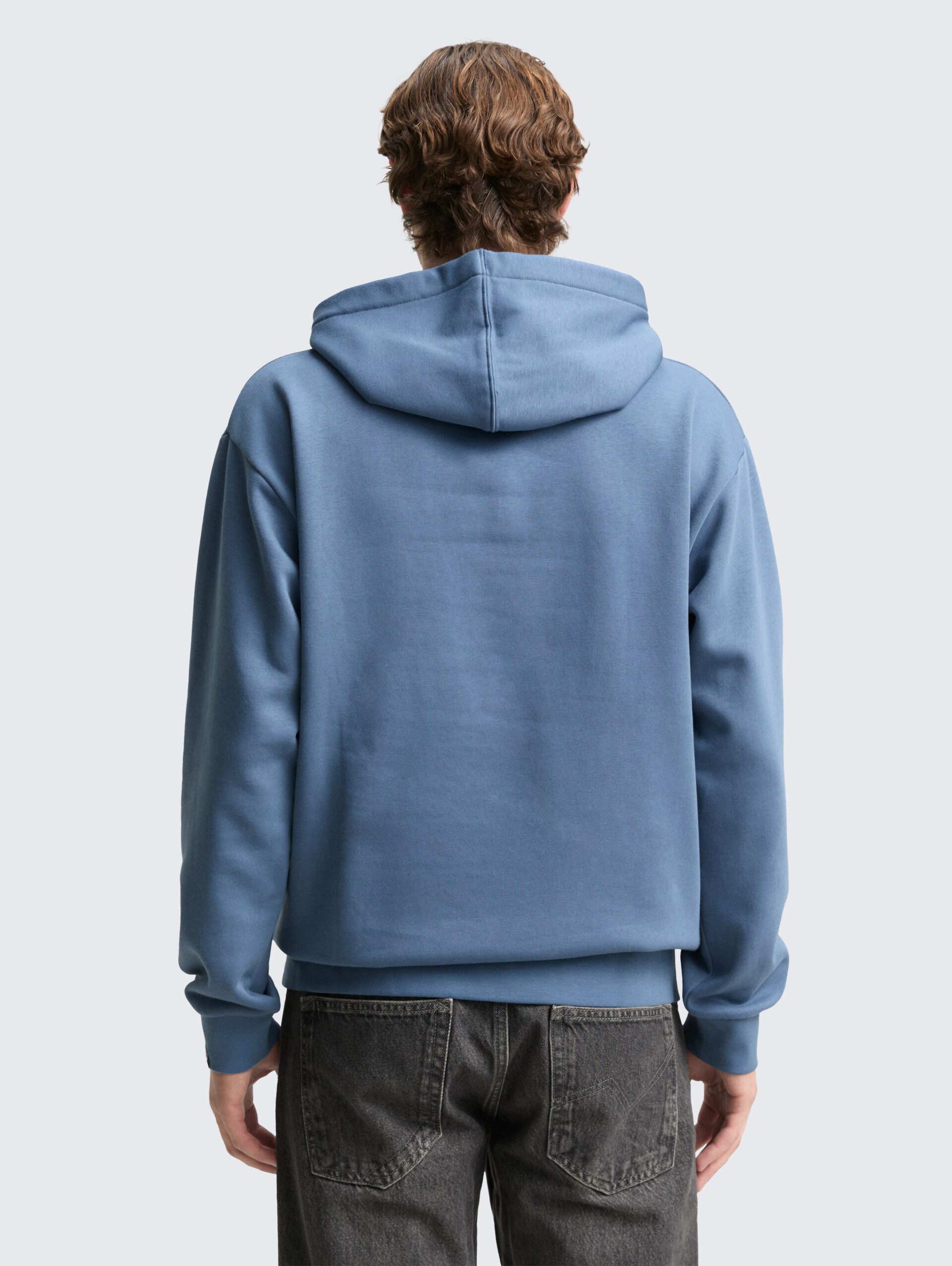 Hoodie Sweatshirt mit Logo-Badge - dusty denim blue - Auschnitt Model-Rückansicht