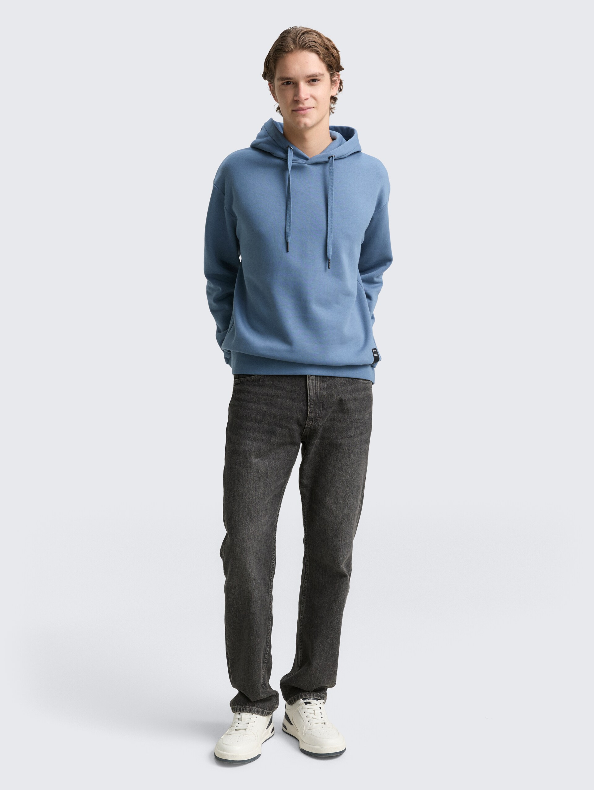 Hoodie Sweatshirt mit Logo-Badge - dusty denim blue - Model-Vorderansicht