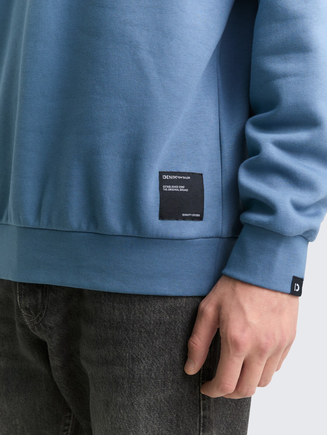 Hoodie sweatshirt with logo badge - dusty denim blue - Detail model view