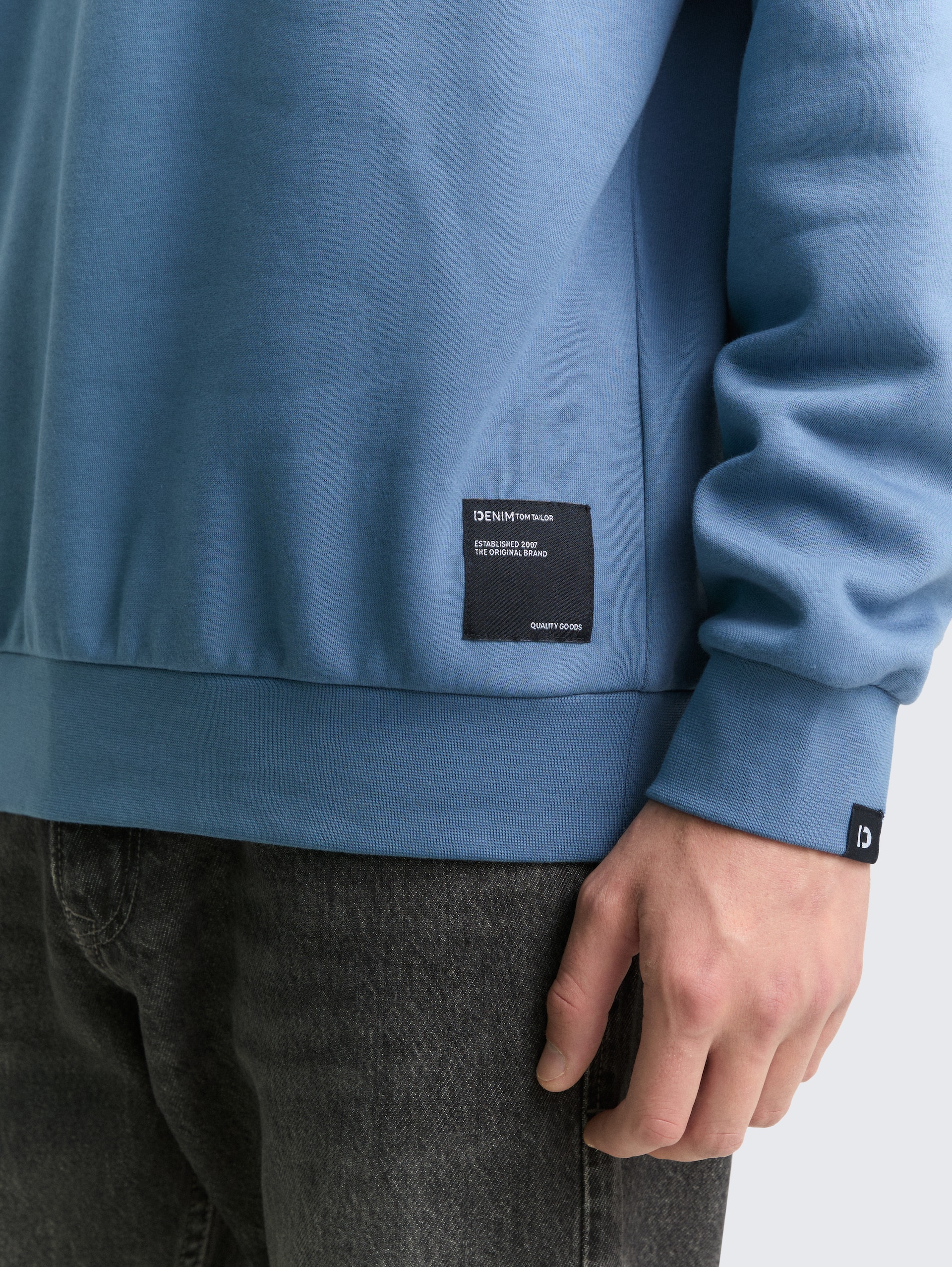 Hoodie Sweatshirt mit Logo-Badge - dusty denim blue - Detail-Model-Ansicht
