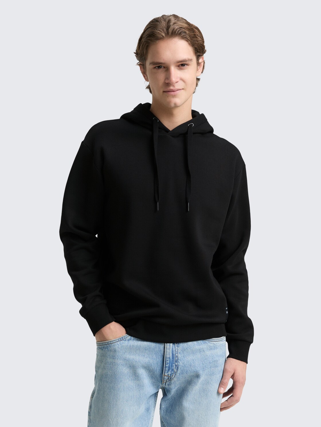 Hoodie Sweatshirt mit Logo-Badge - Black - Ausschnitt Model-Vorderansicht