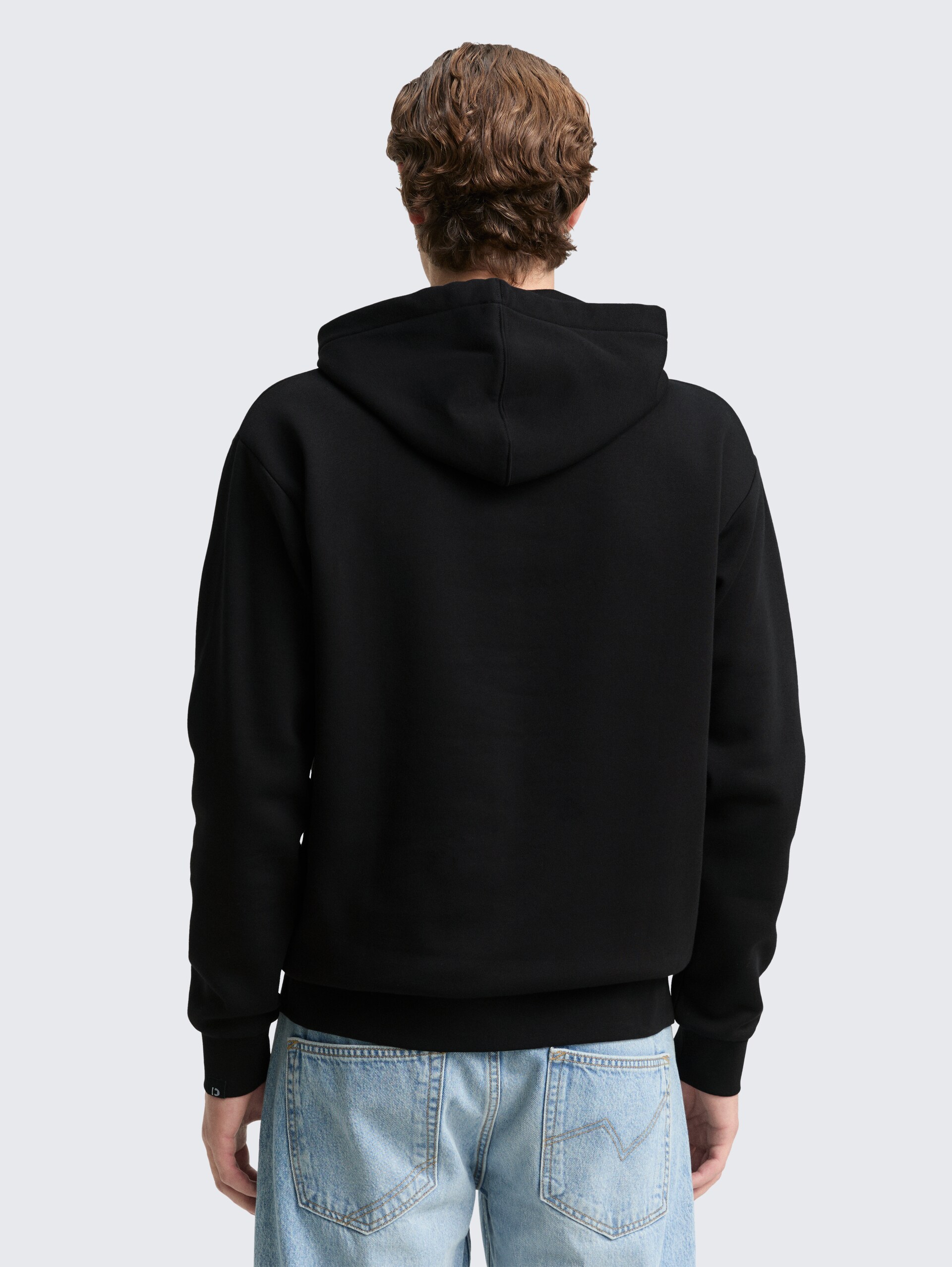 Hoodie Sweatshirt mit Logo-Badge - Black - Auschnitt Model-Rückansicht