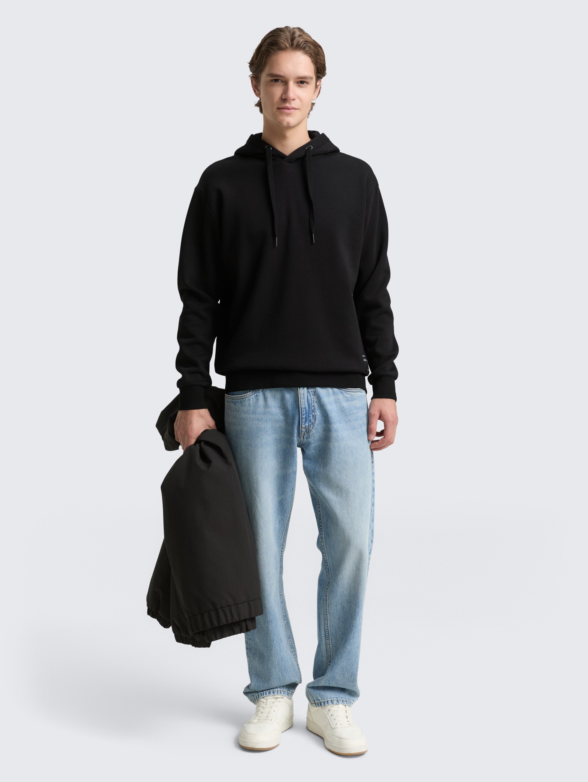 Hoodie Sweatshirt mit Logo-Badge - Black - Model-Vorderansicht