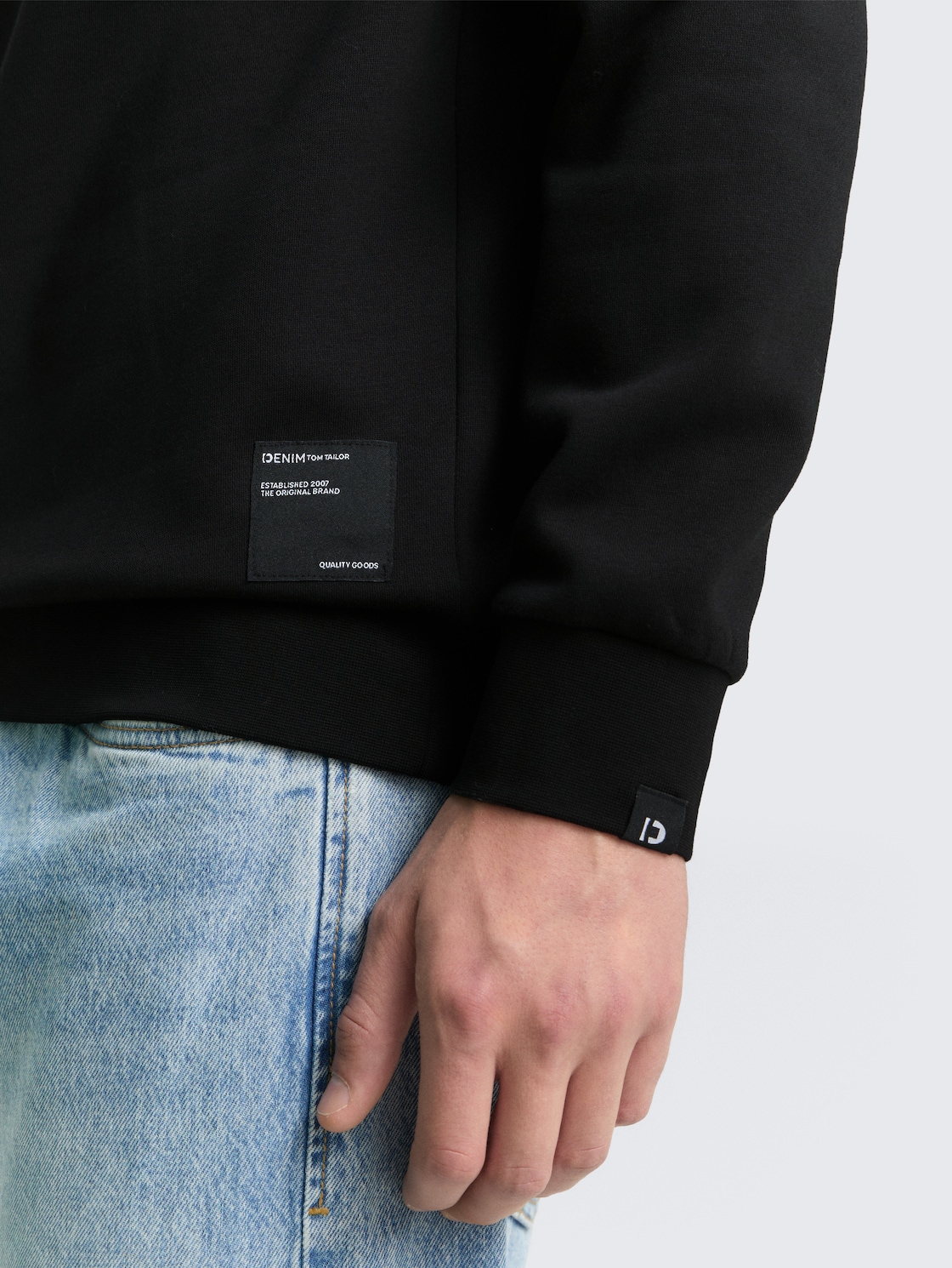 Hoodie Sweatshirt mit Logo-Badge - Black - Detail-Model-Ansicht