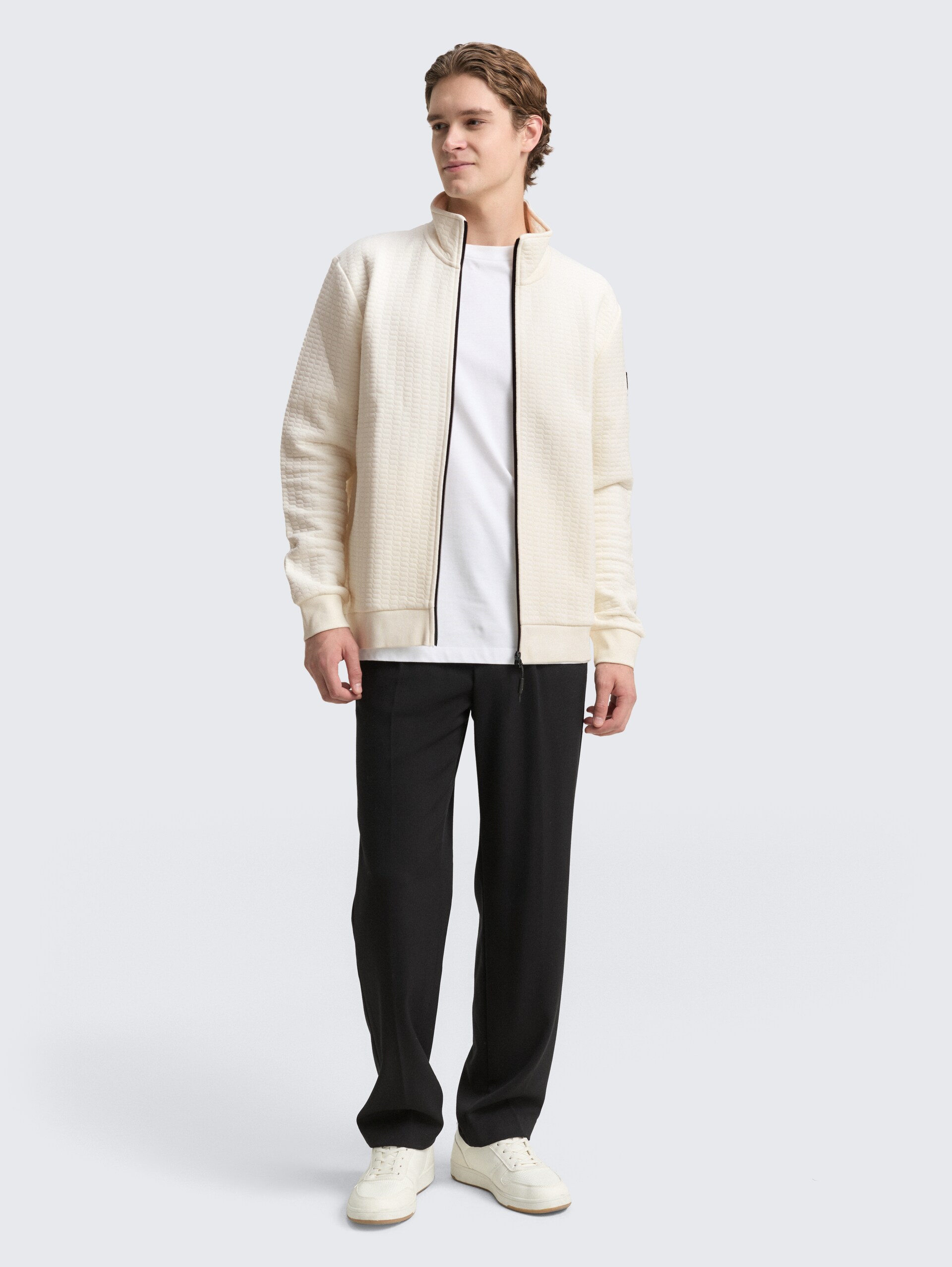 Sweatjacke mit Stehkragen - Wool White - Model-Vorderansicht