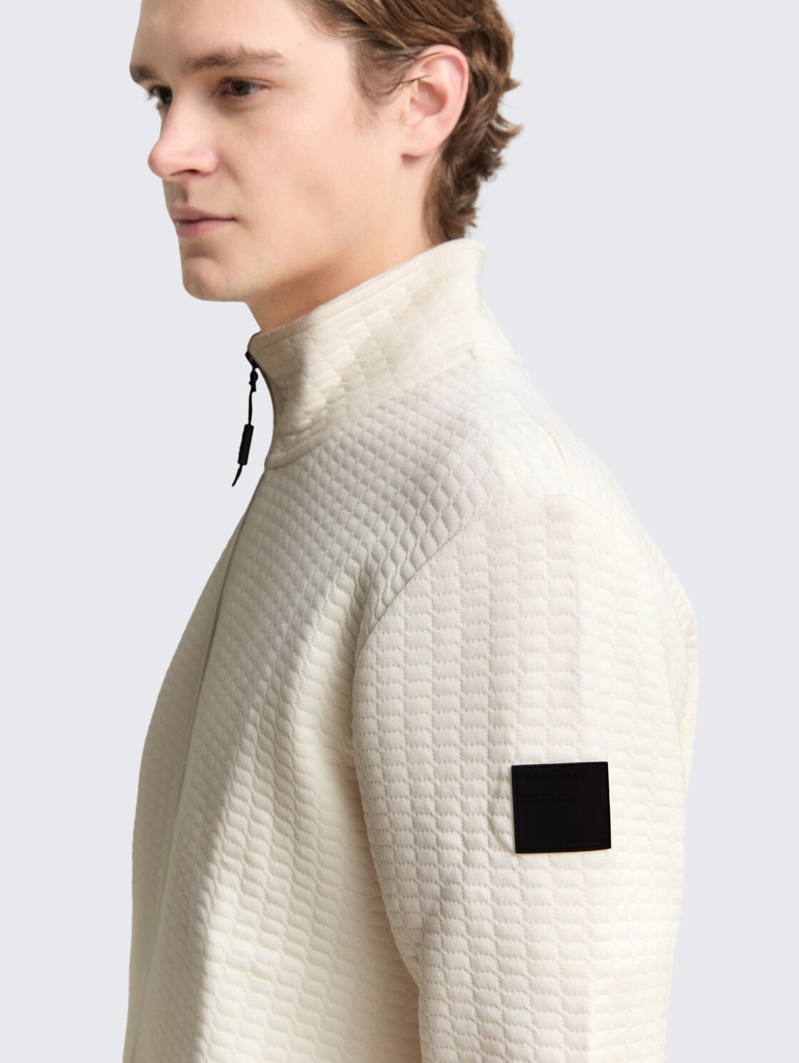 Sweatjacke mit Stehkragen - Wool White - Detail-Model-Ansicht