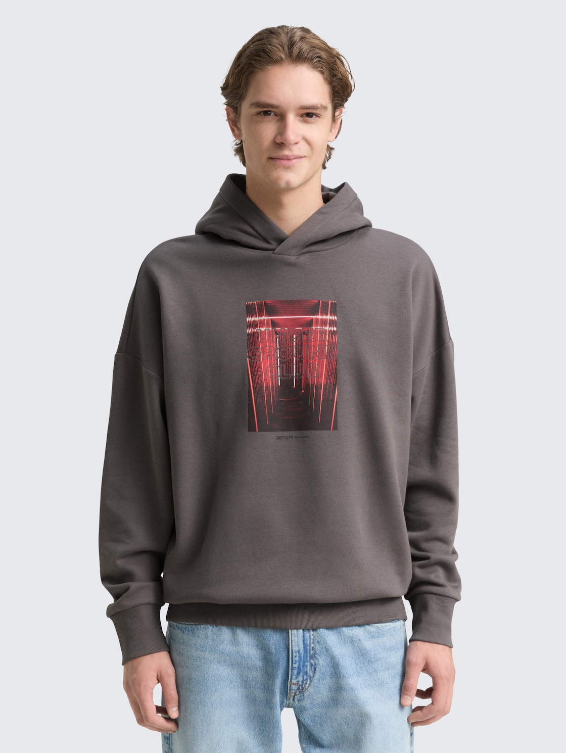 Oversize hoodie sweatshirt with print - classic mid grey - Neckline model front view