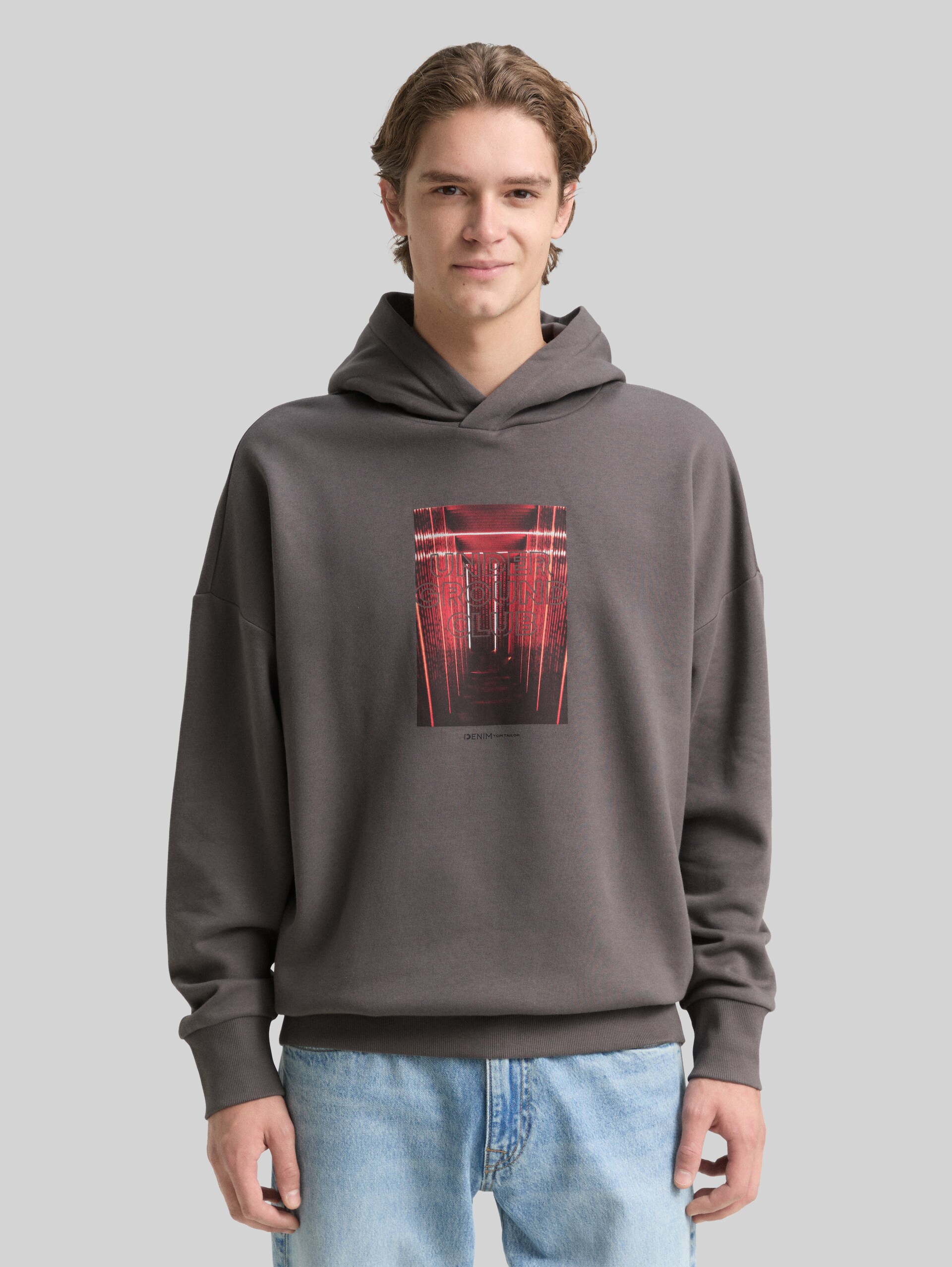 Oversize hoodie sweatshirt with print - classic mid grey - Neckline model front view