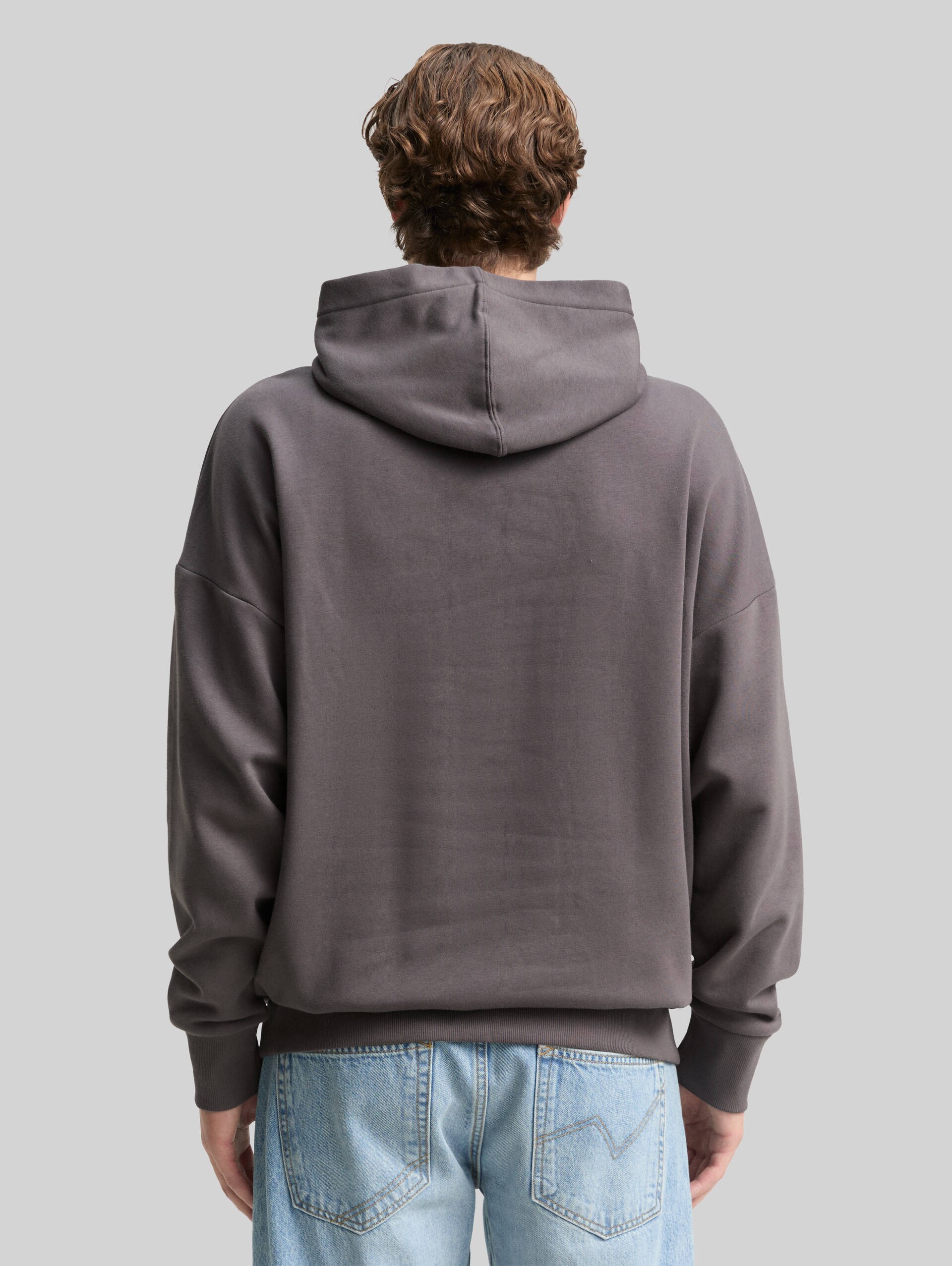 Oversize hoodie sweatshirt with print - classic mid grey - Neckline model-back view