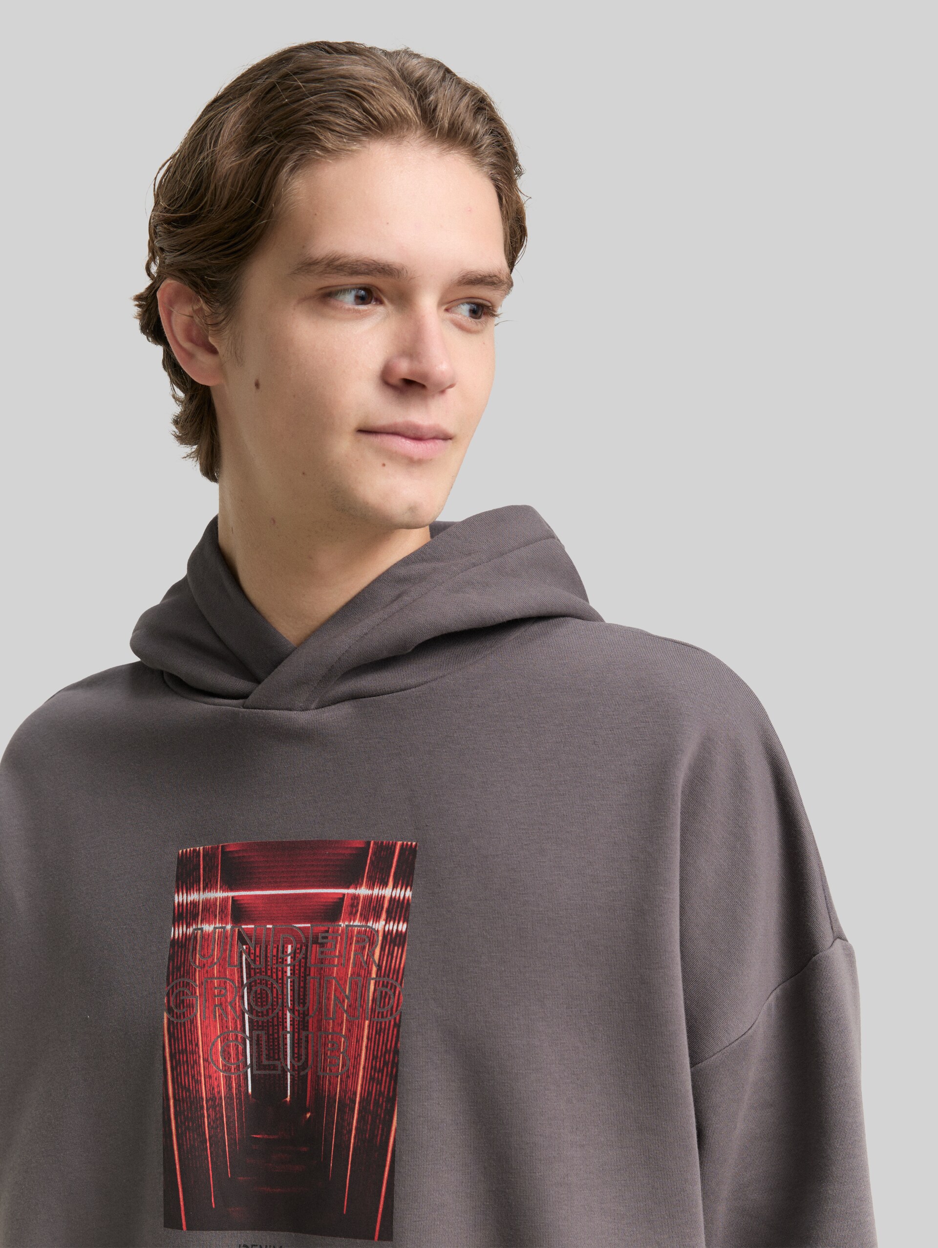 Oversize hoodie sweatshirt with print - classic mid grey - Detail model view