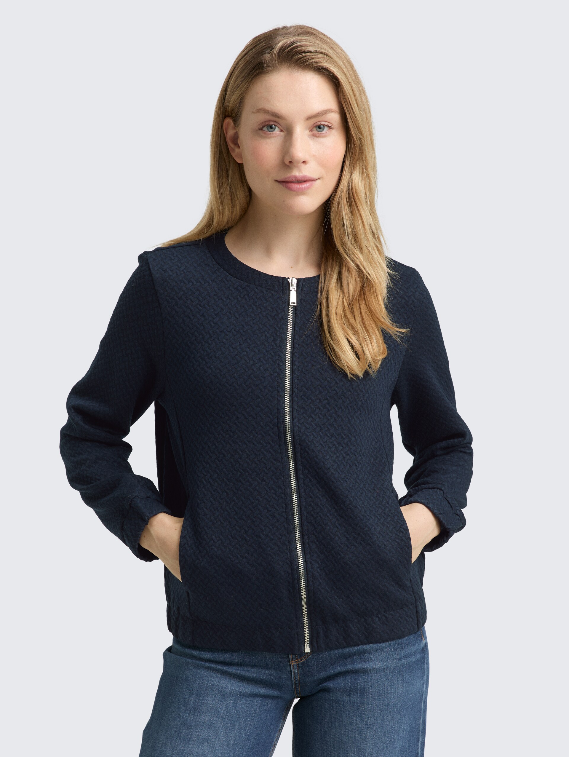 Sweatjacke mit Eingriffstaschen - sky captain blue - Ausschnitt Model-Vorderansicht