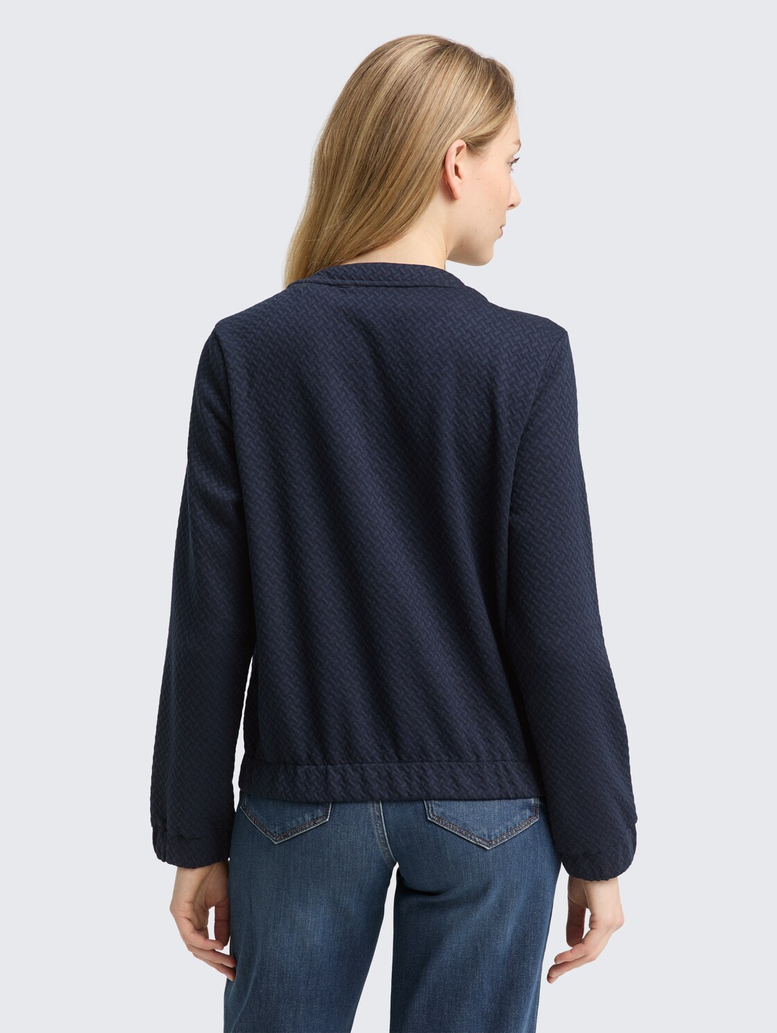 Sweatjacke mit Eingriffstaschen - sky captain blue - Auschnitt Model-Rückansicht