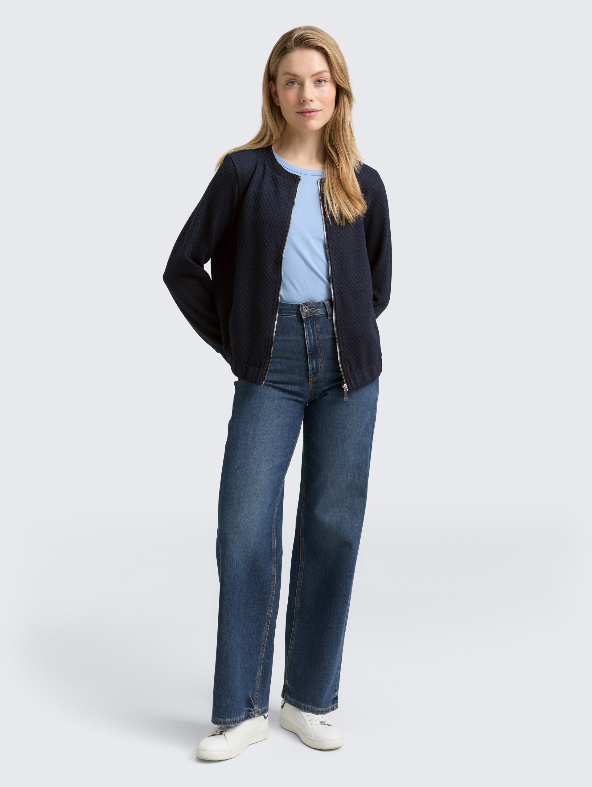Sweatjacke mit Eingriffstaschen - sky captain blue - Model-Vorderansicht