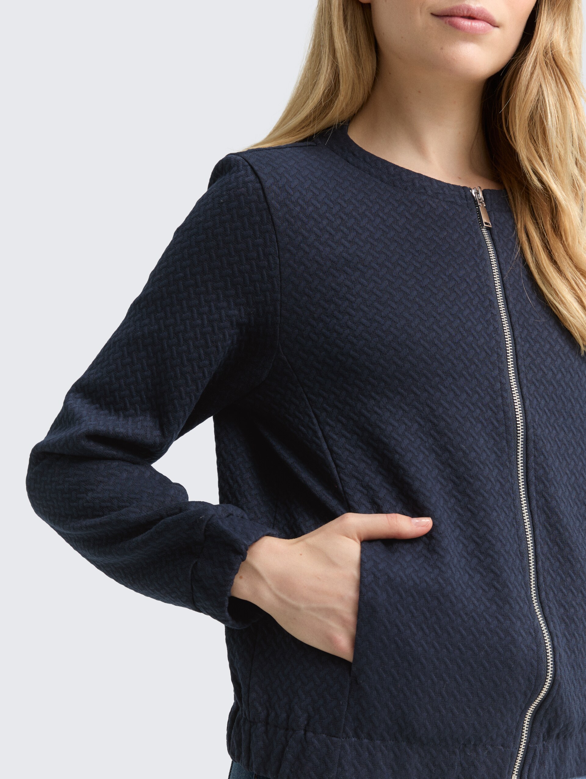 Sweatjacke mit Eingriffstaschen - sky captain blue - Detail-Model-Ansicht